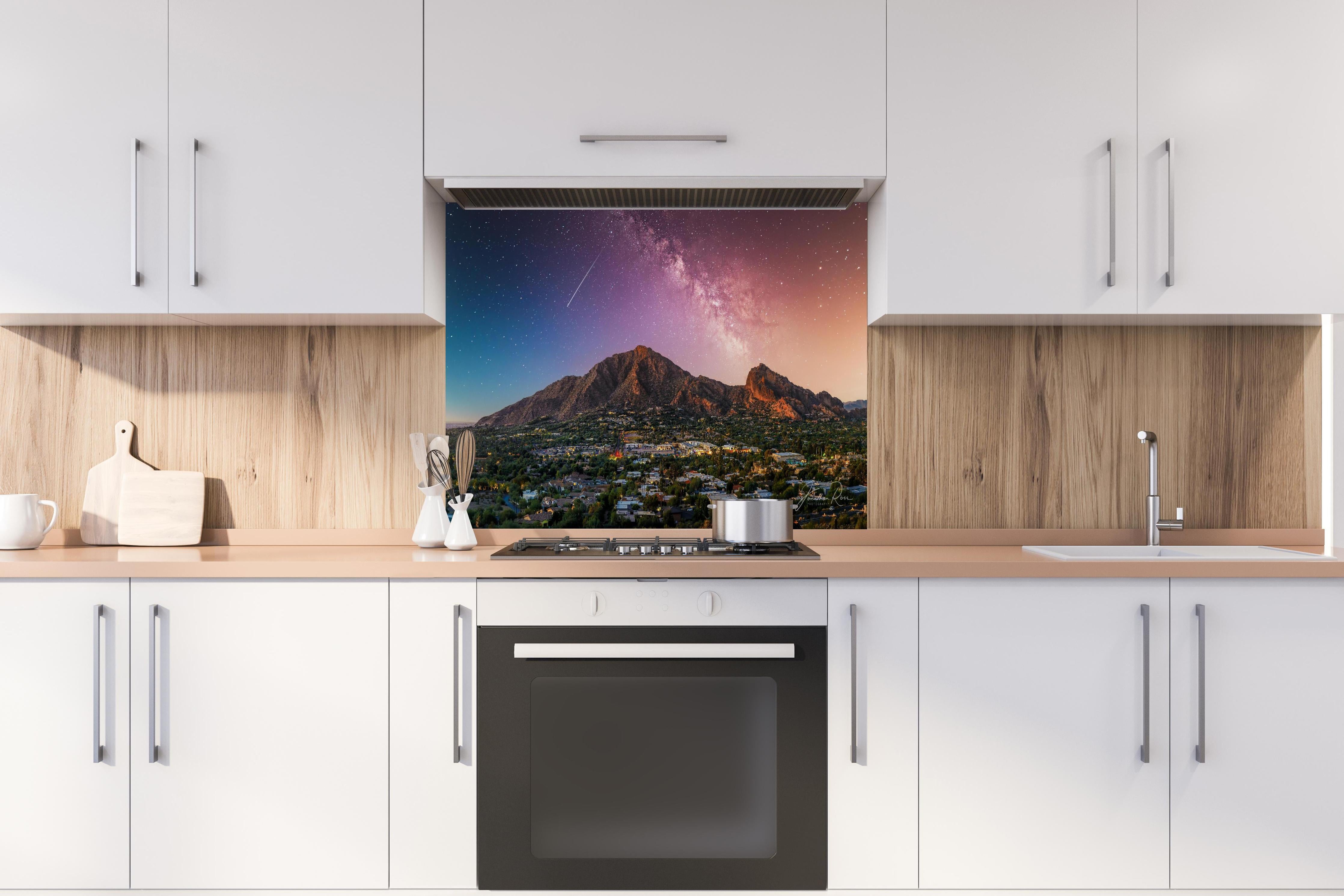 Spritzschutz - Camelback Mountain in Phoenix Arizona hinter einem Cerankochfeld zwischen Holz-Kochutensilien