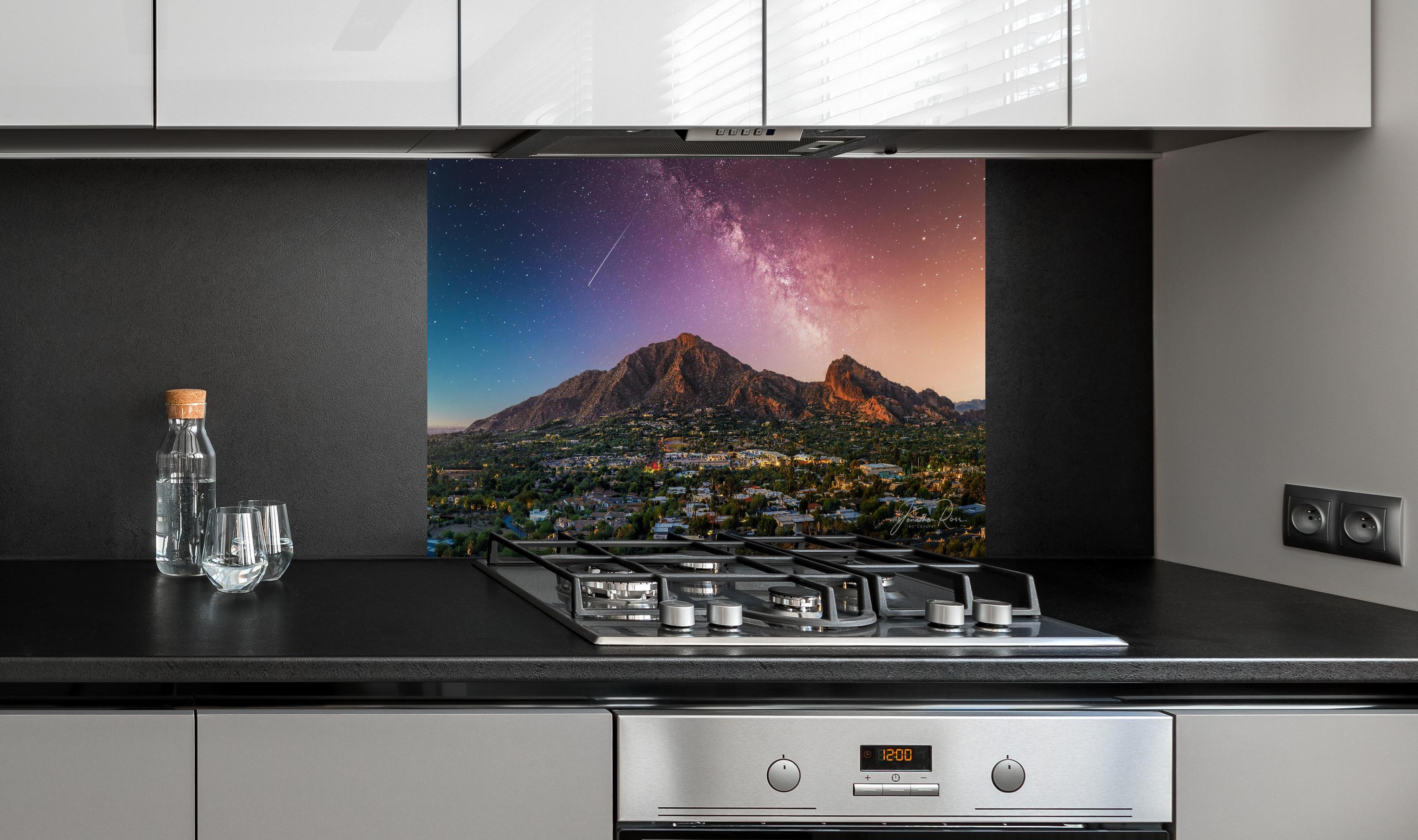 Spritzschutz - Camelback Mountain in Phoenix Arizona hinter einem Cerankochfeld zwischen Holz-Kochutensilien