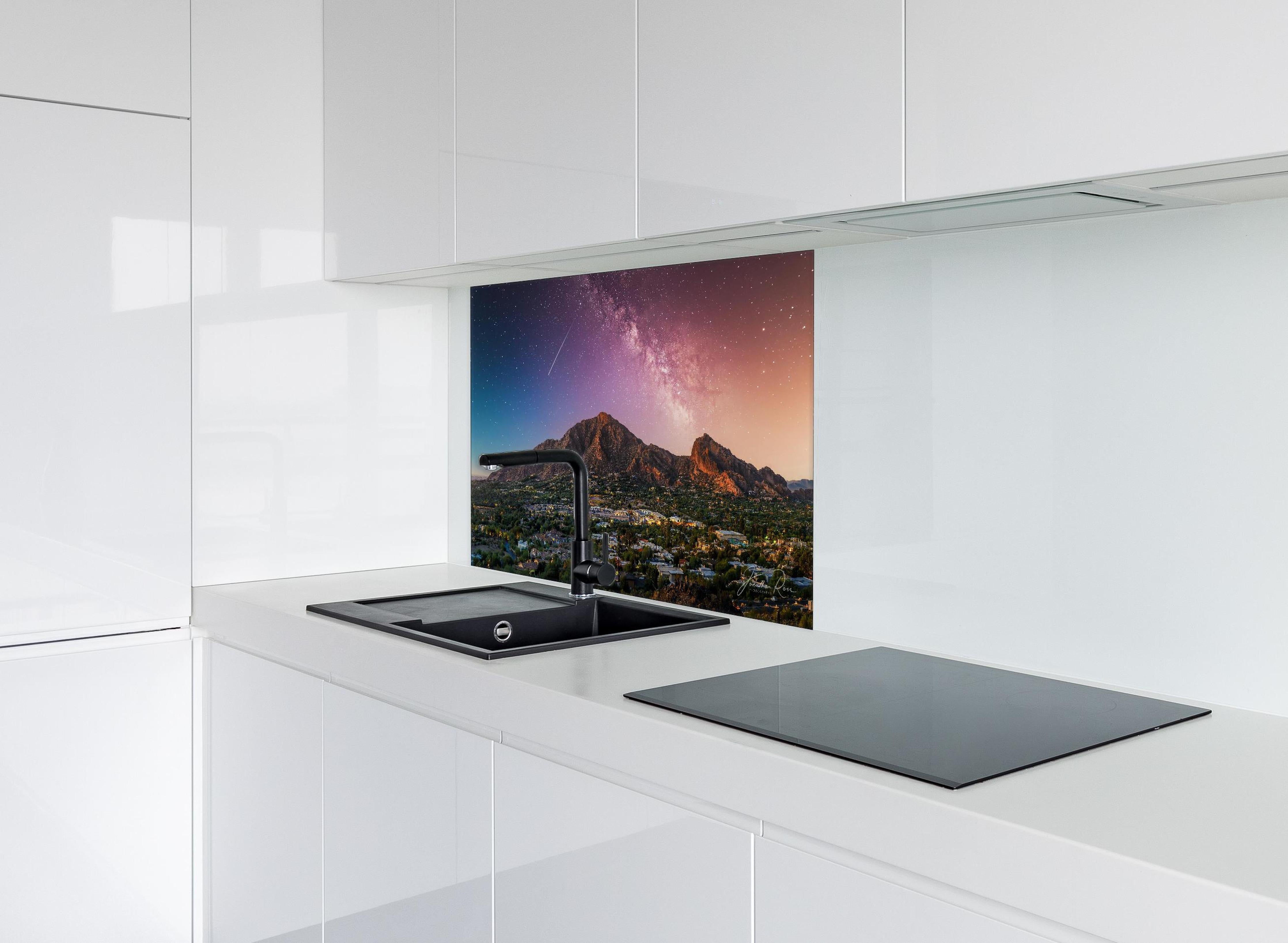 Spritzschutz - Camelback Mountain in Phoenix Arizona hinter einem Cerankochfeld zwischen Holz-Kochutensilien