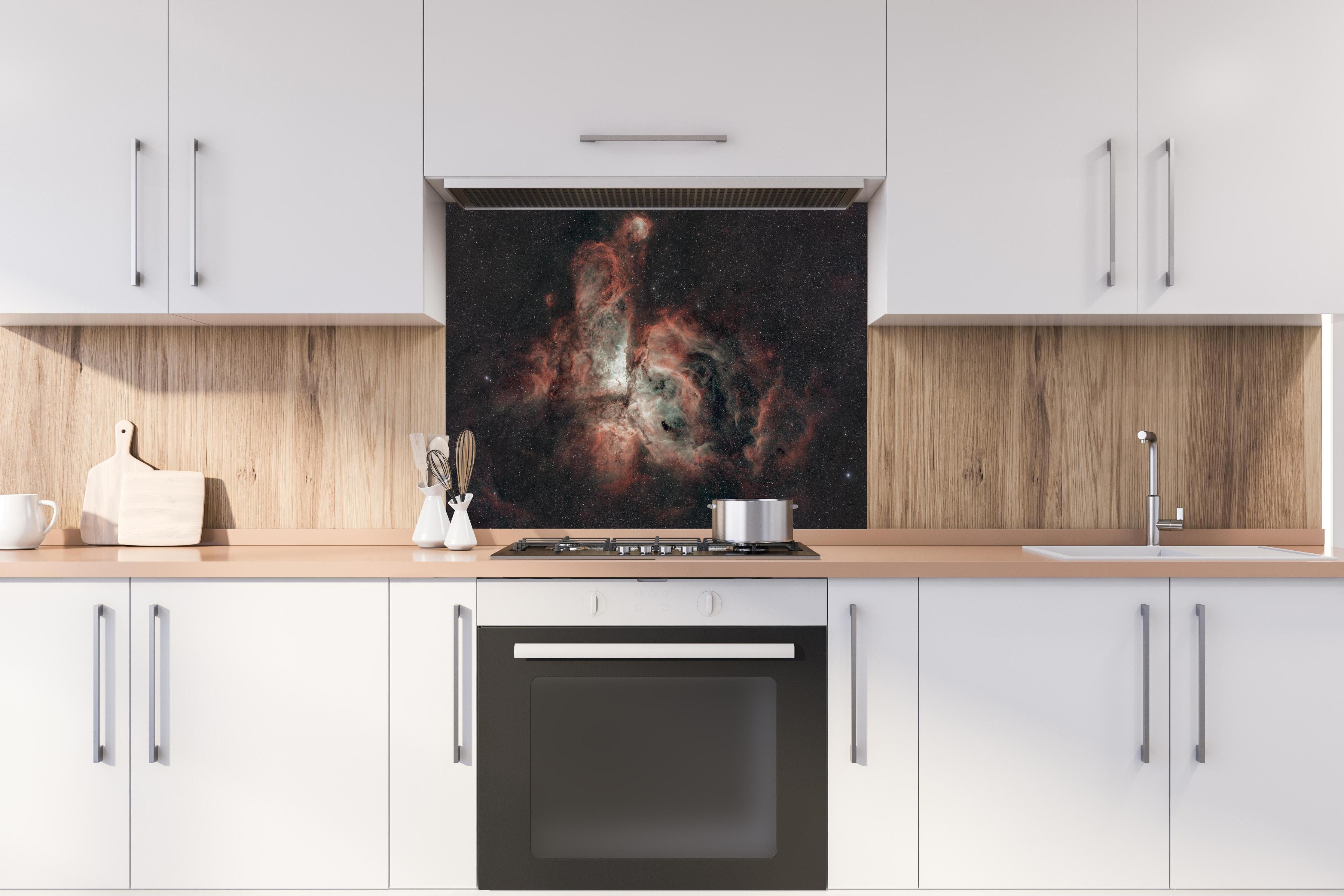 Spritzschutz - Carinanebel - Sternenbild hinter einem Cerankochfeld zwischen Holz-Kochutensilien