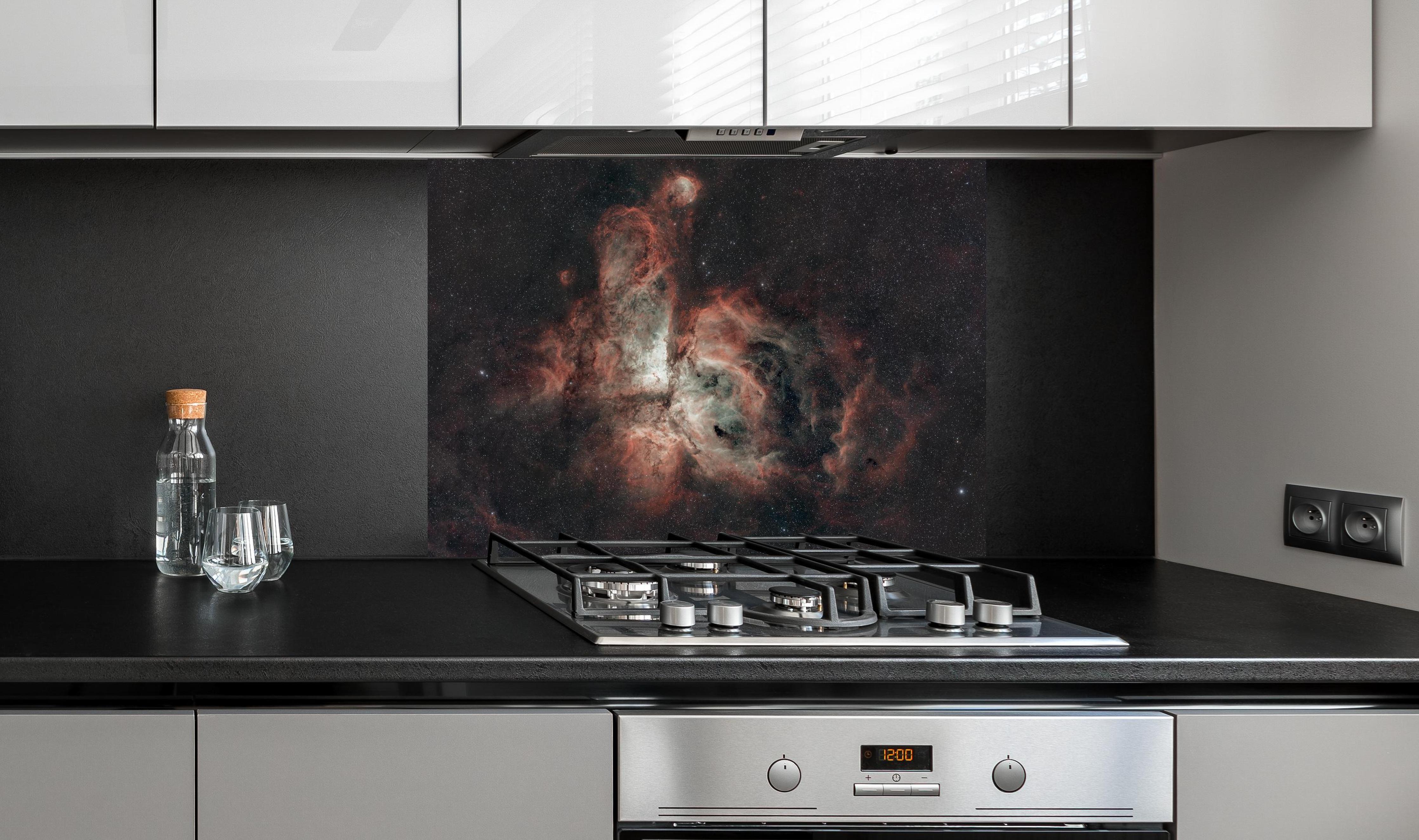 Spritzschutz - Carinanebel - Sternenbild hinter einem Cerankochfeld zwischen Holz-Kochutensilien