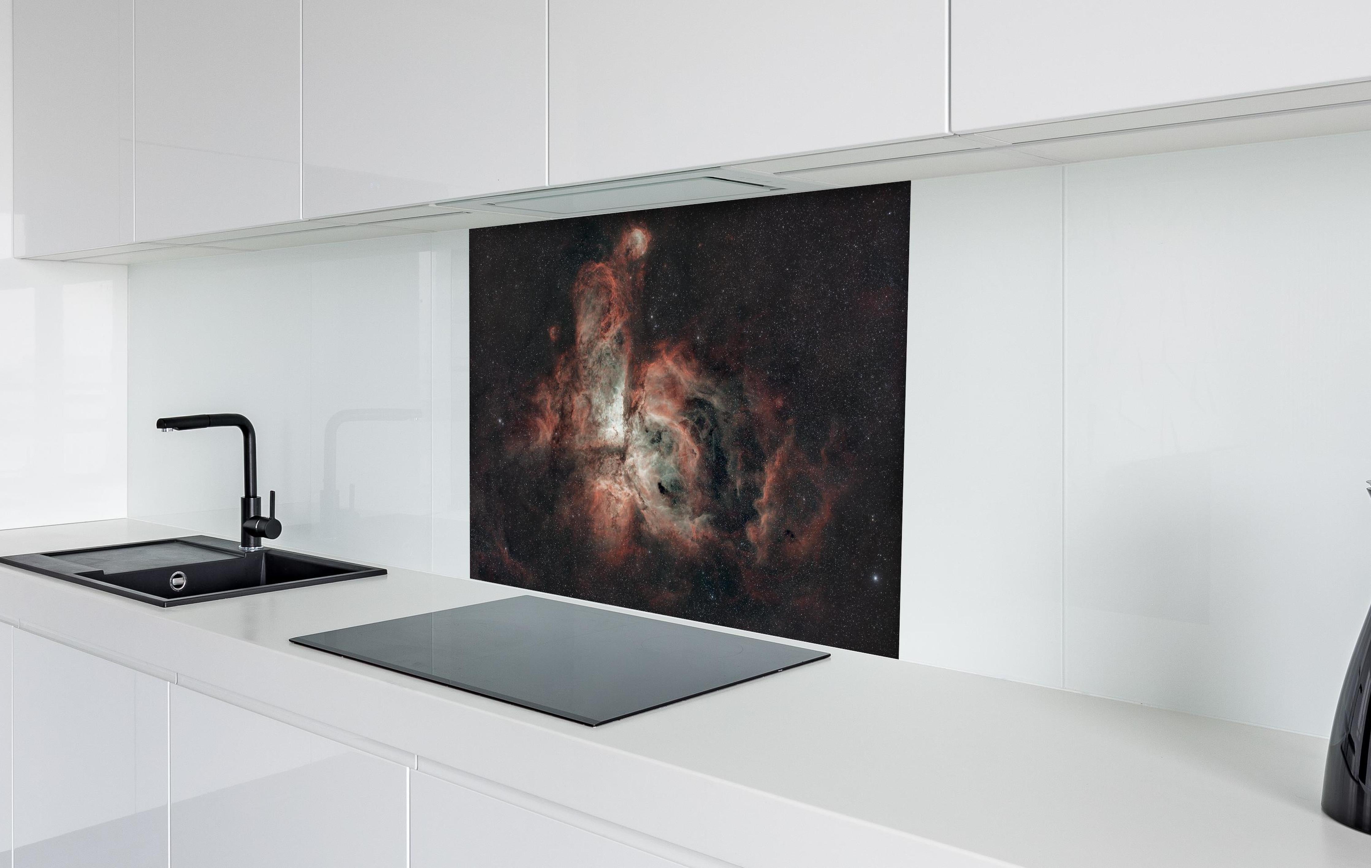 Spritzschutz - Carinanebel - Sternenbild hinter einem Cerankochfeld zwischen Holz-Kochutensilien