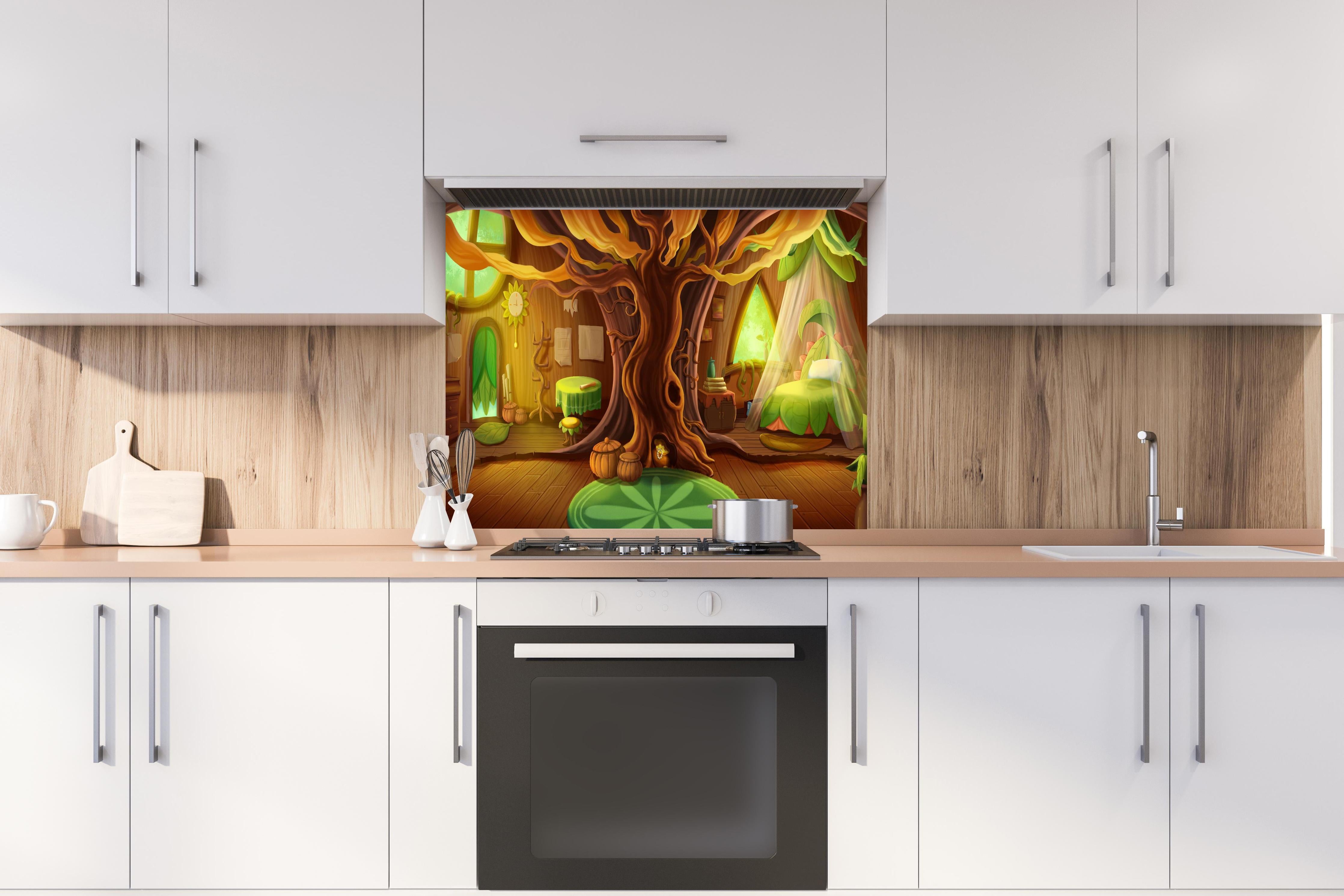 Spritzschutz - Cartoon Baumhaus hinter einem Cerankochfeld zwischen Holz-Kochutensilien