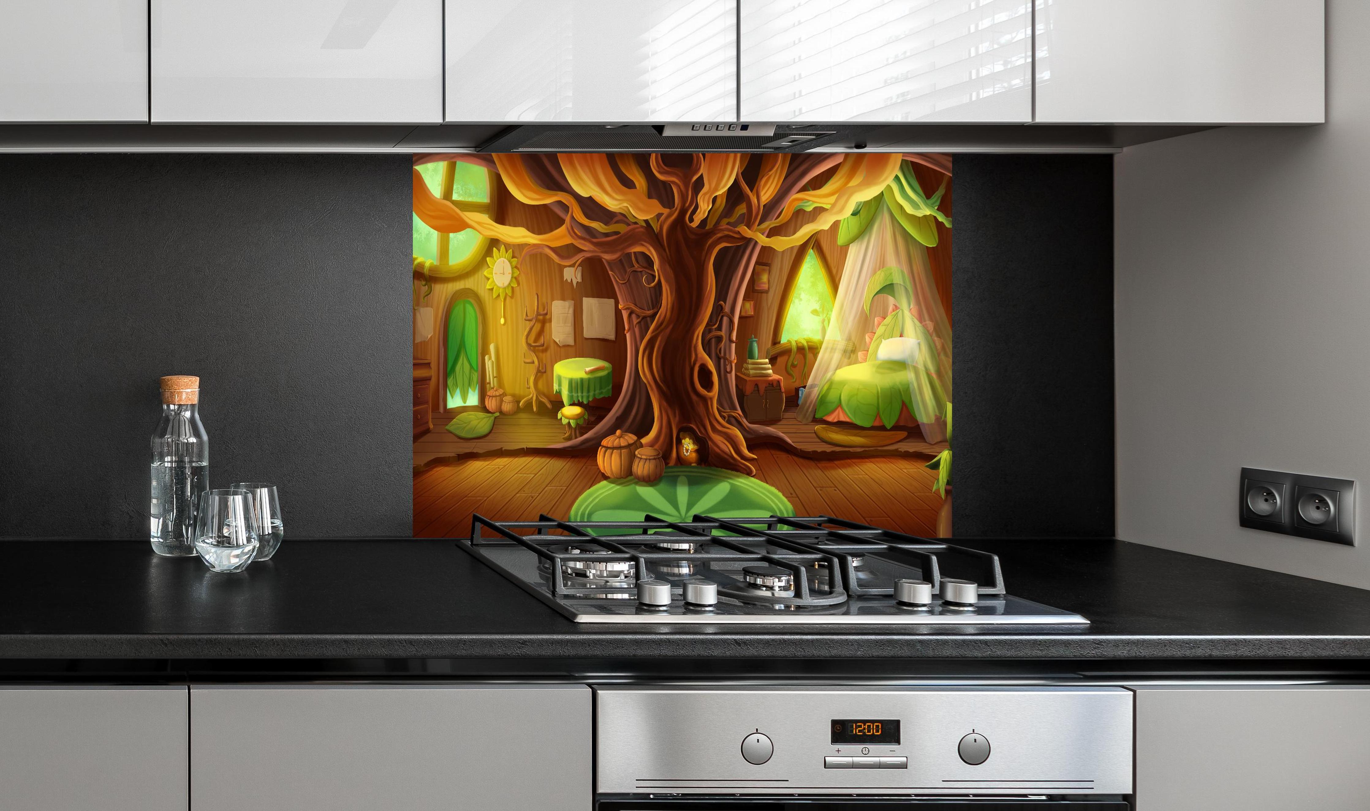 Spritzschutz - Cartoon Baumhaus hinter einem Cerankochfeld zwischen Holz-Kochutensilien