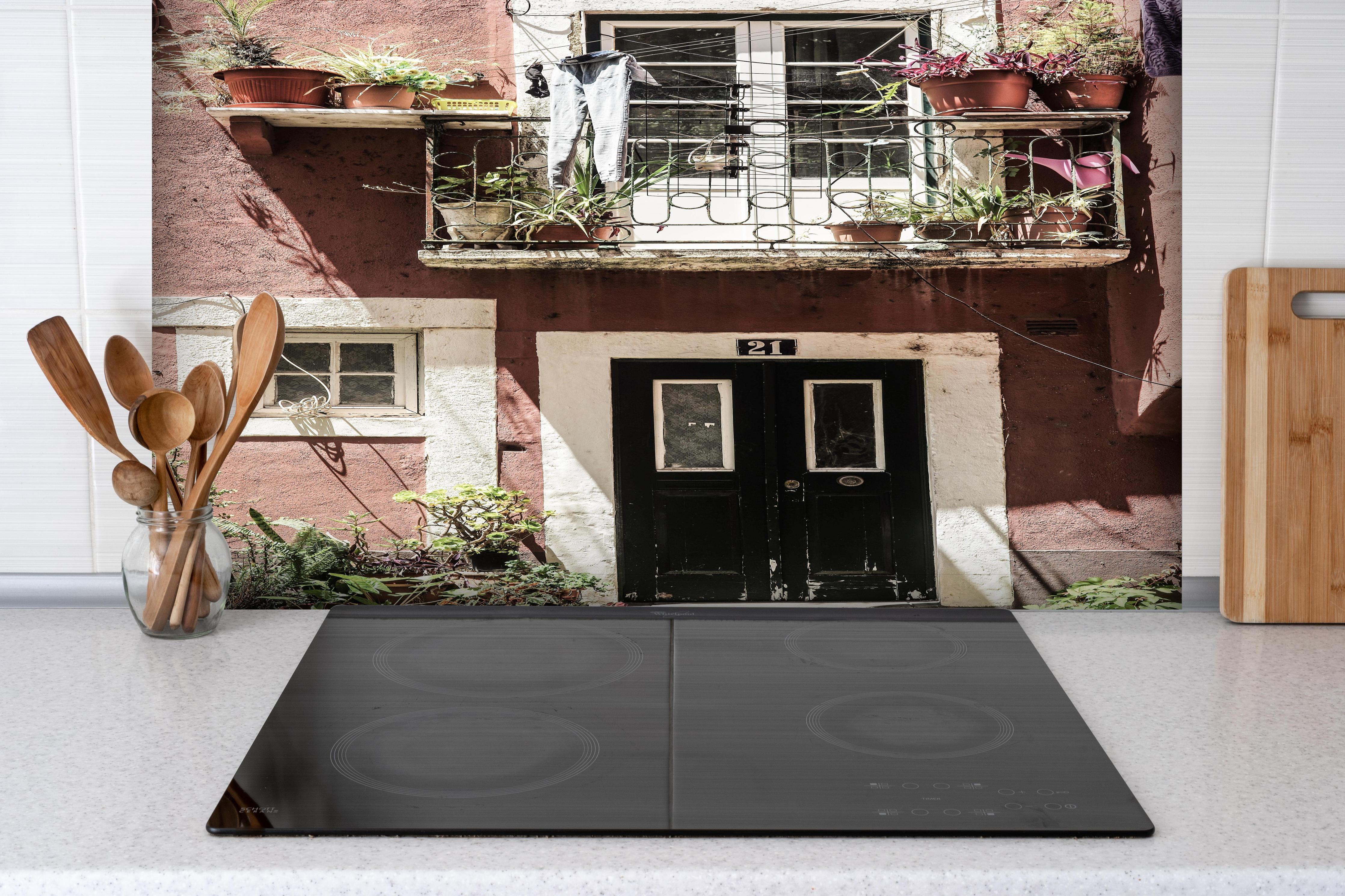 Spritzschutz - Charmante Bohème Balkonbotanik Urban Szene hinter einem Cerankochfeld zwischen Holz-Kochutensilien