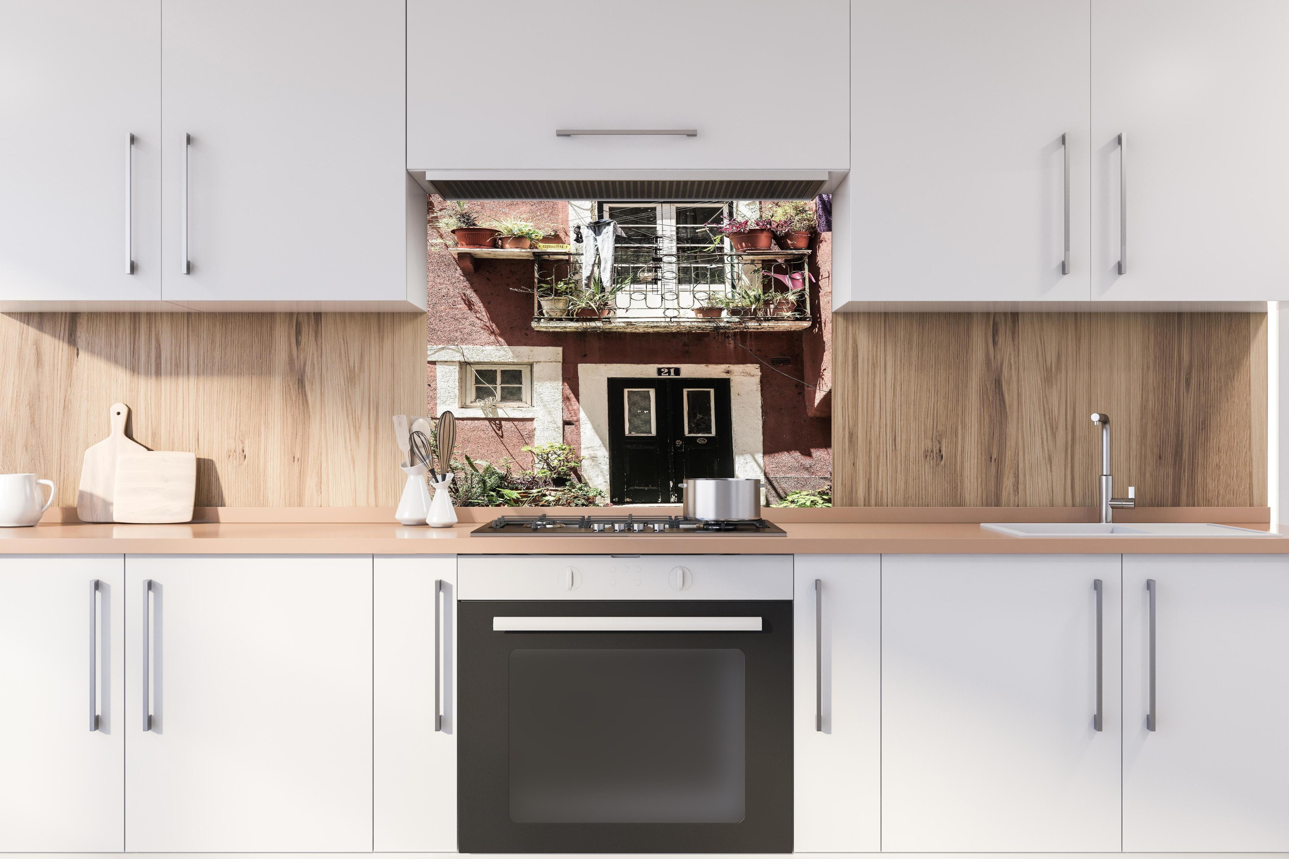 Spritzschutz - Charmante Bohème Balkonbotanik Urban Szene hinter einem Cerankochfeld zwischen Holz-Kochutensilien