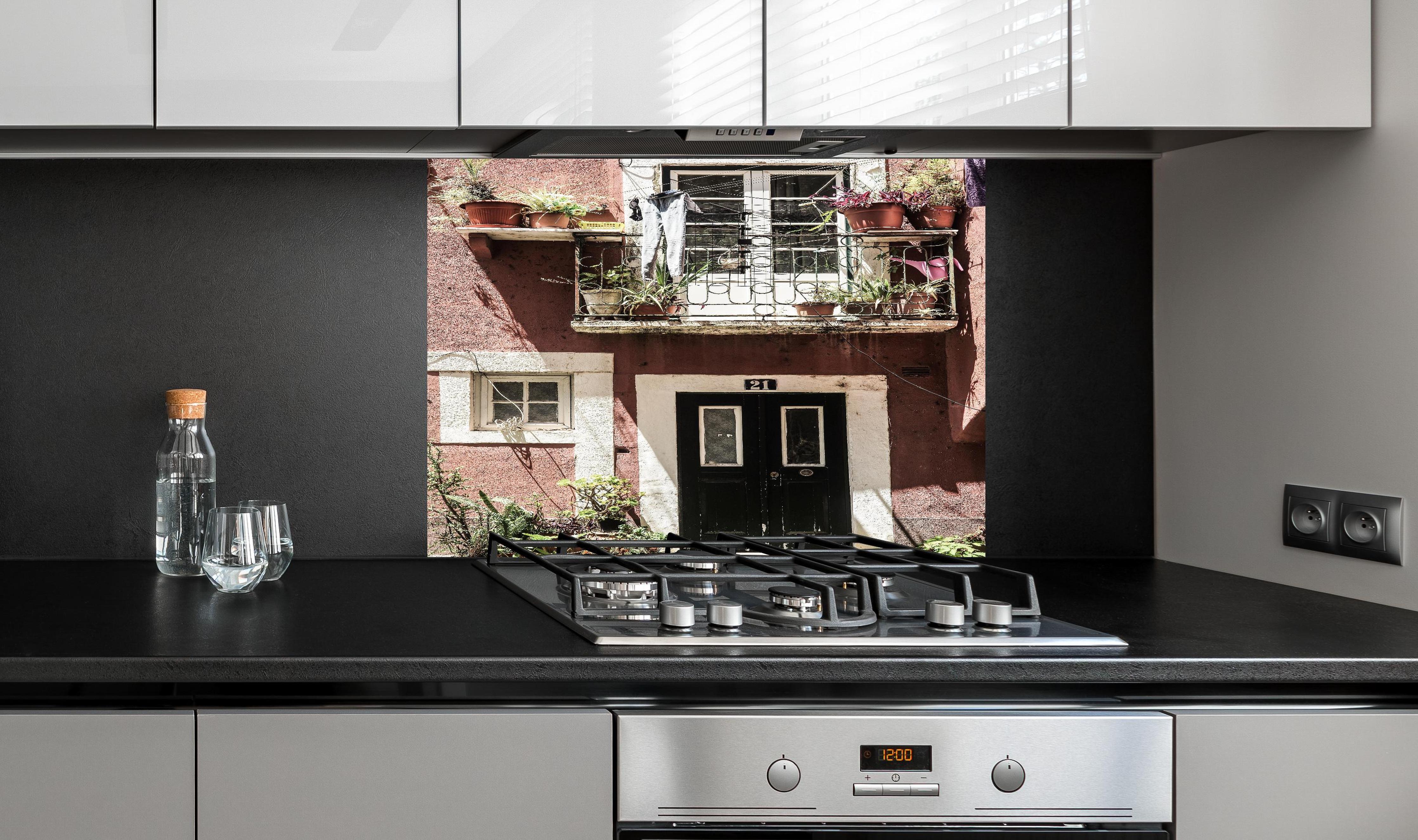 Spritzschutz - Charmante Bohème Balkonbotanik Urban Szene hinter einem Cerankochfeld zwischen Holz-Kochutensilien