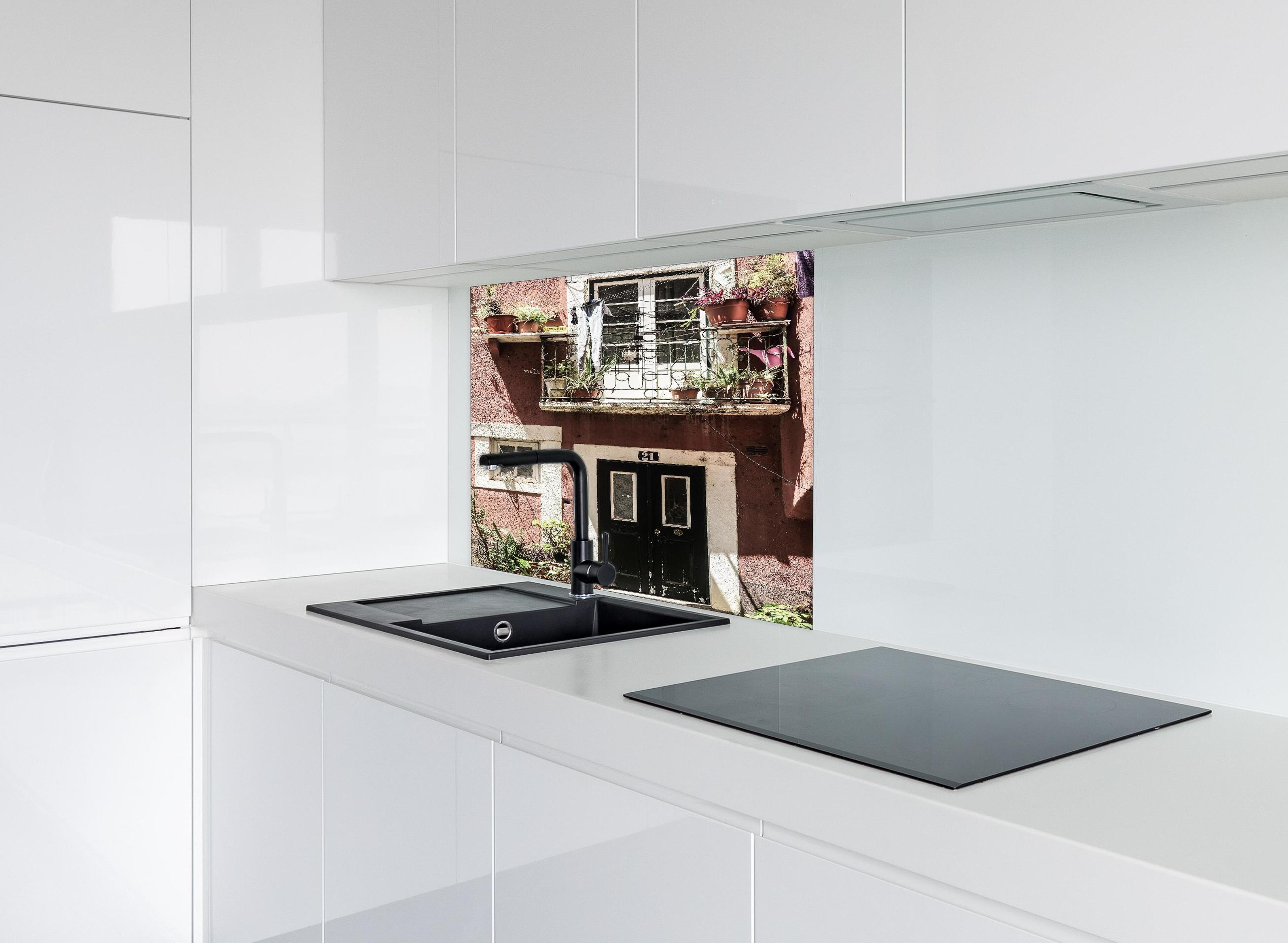 Spritzschutz - Charmante Bohème Balkonbotanik Urban Szene hinter einem Cerankochfeld zwischen Holz-Kochutensilien