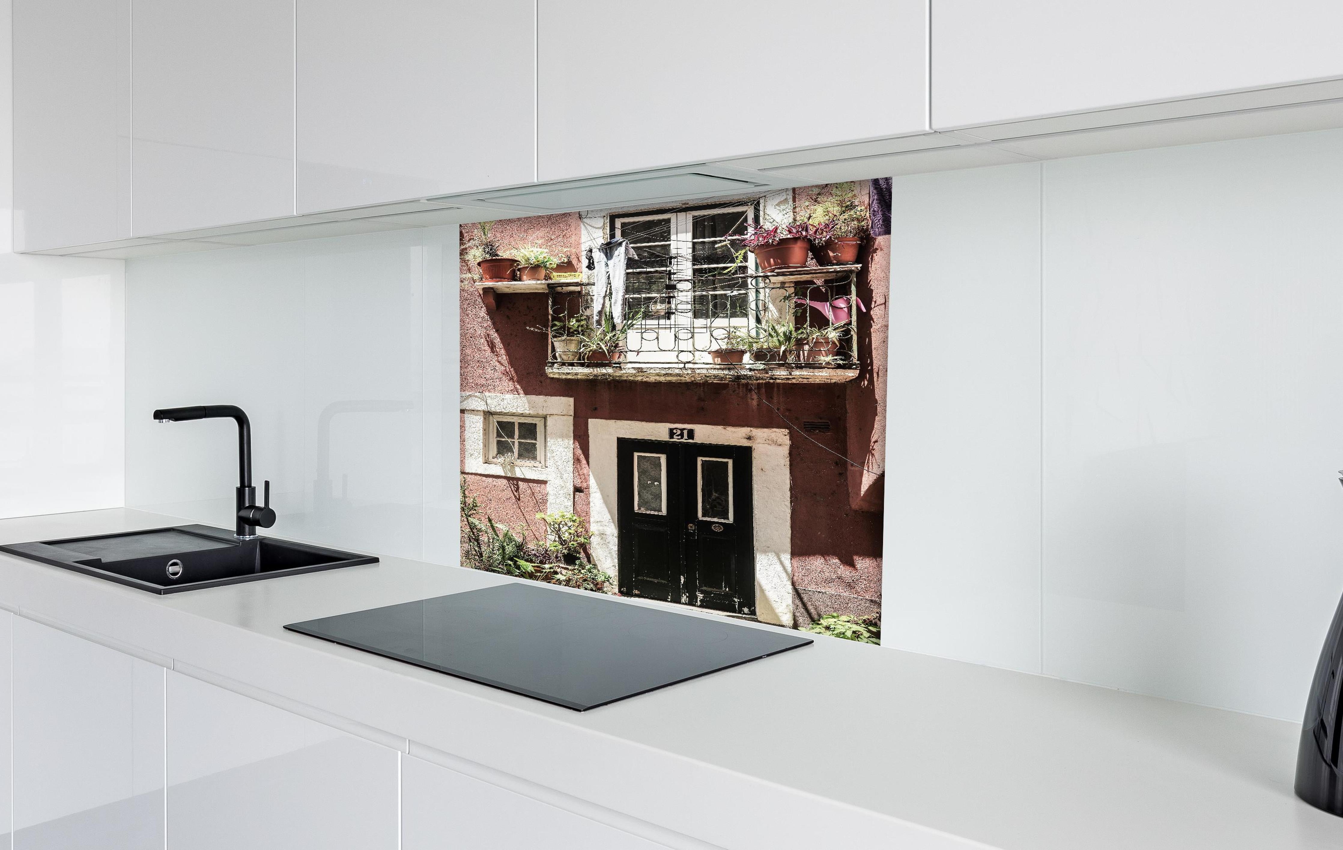 Spritzschutz - Charmante Bohème Balkonbotanik Urban Szene hinter einem Cerankochfeld zwischen Holz-Kochutensilien