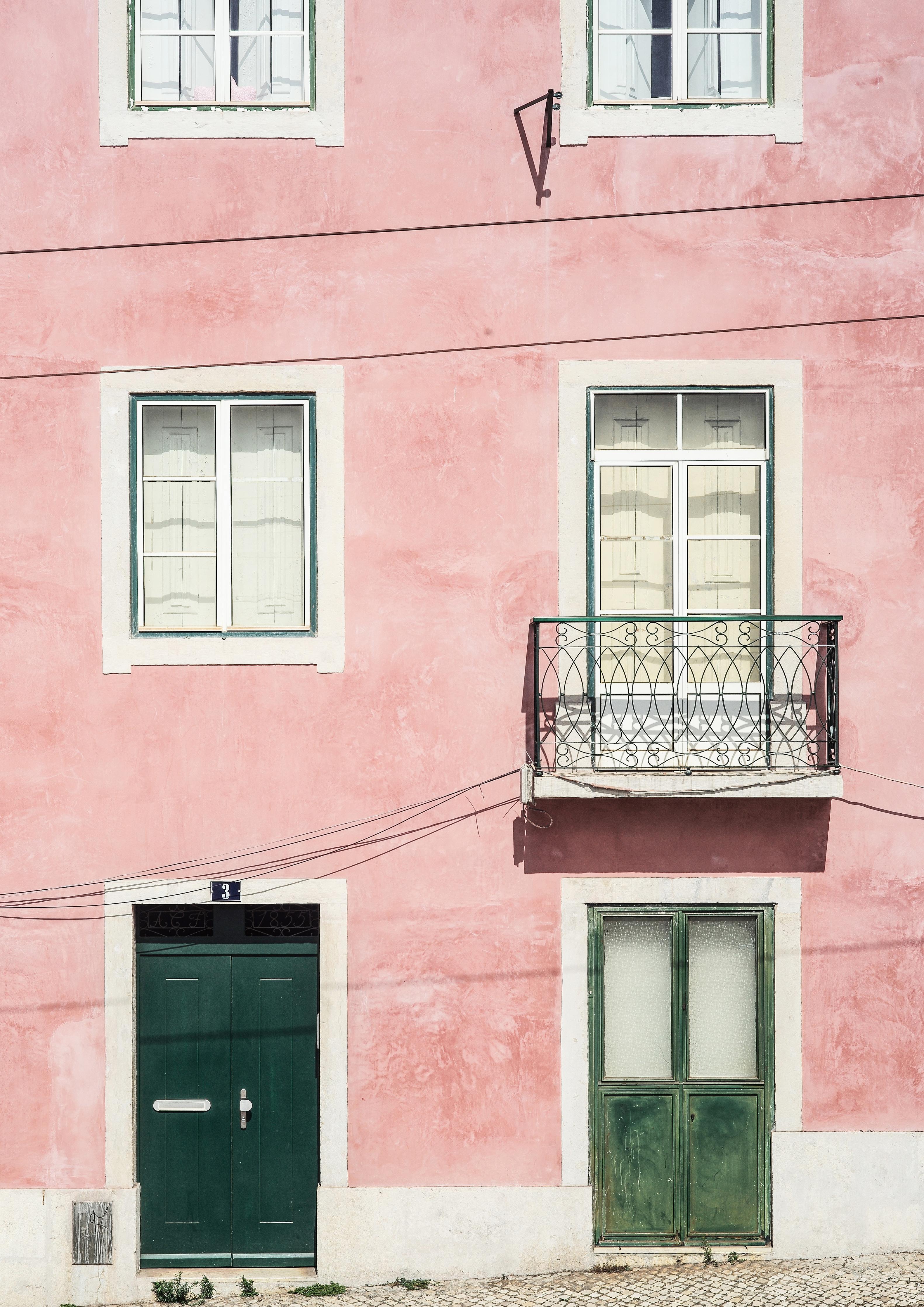 Spritzschutz-Charmante Pastellrosa Fassade mit Balkon
