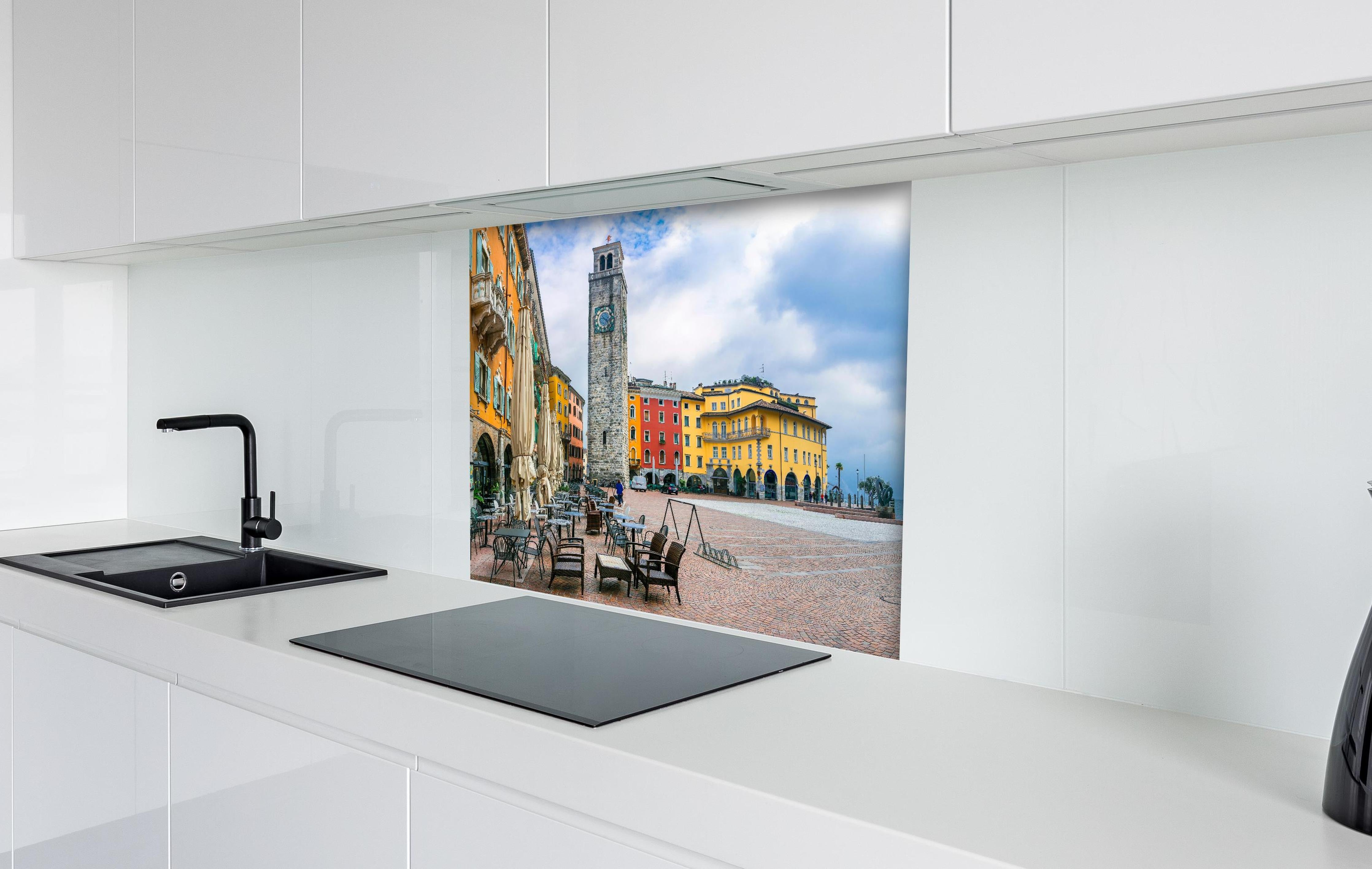 Spritzschutz - Charmante Stadt am Gardasee - Riva del Garda hinter einem Cerankochfeld zwischen Holz-Kochutensilien