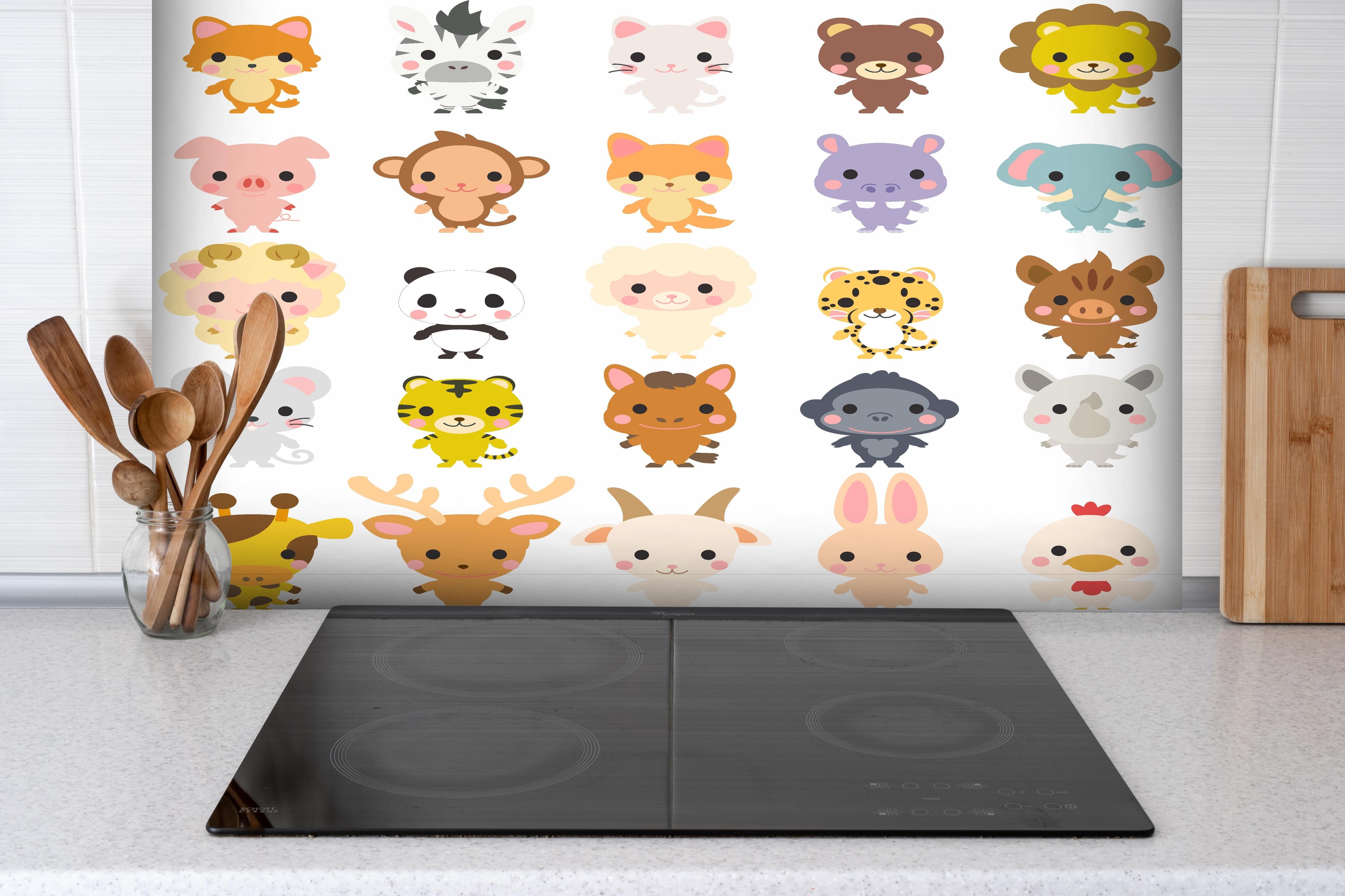 Spritzschutz - Charmante Tiersammlung in Pastellfarben hinter einem Cerankochfeld zwischen Holz-Kochutensilien