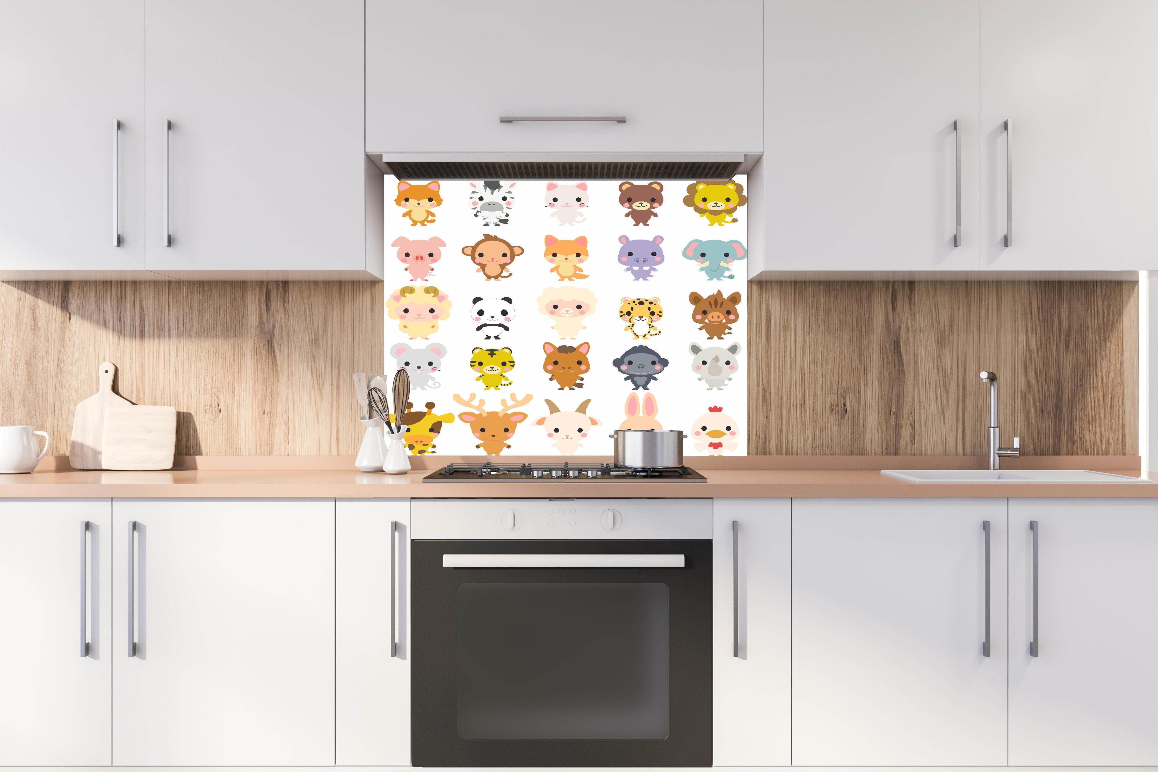 Spritzschutz - Charmante Tiersammlung in Pastellfarben hinter einem Cerankochfeld zwischen Holz-Kochutensilien