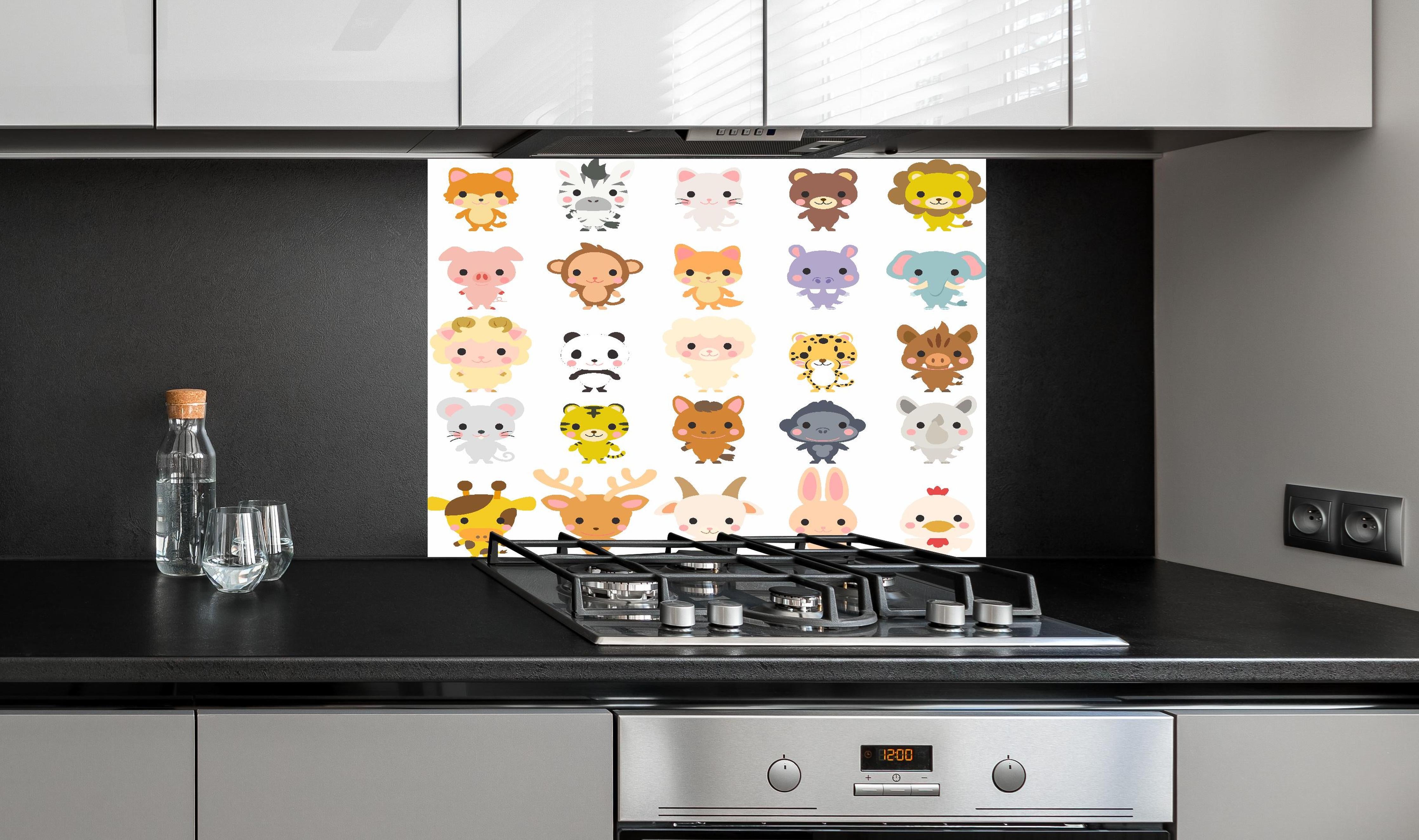 Spritzschutz - Charmante Tiersammlung in Pastellfarben hinter einem Cerankochfeld zwischen Holz-Kochutensilien