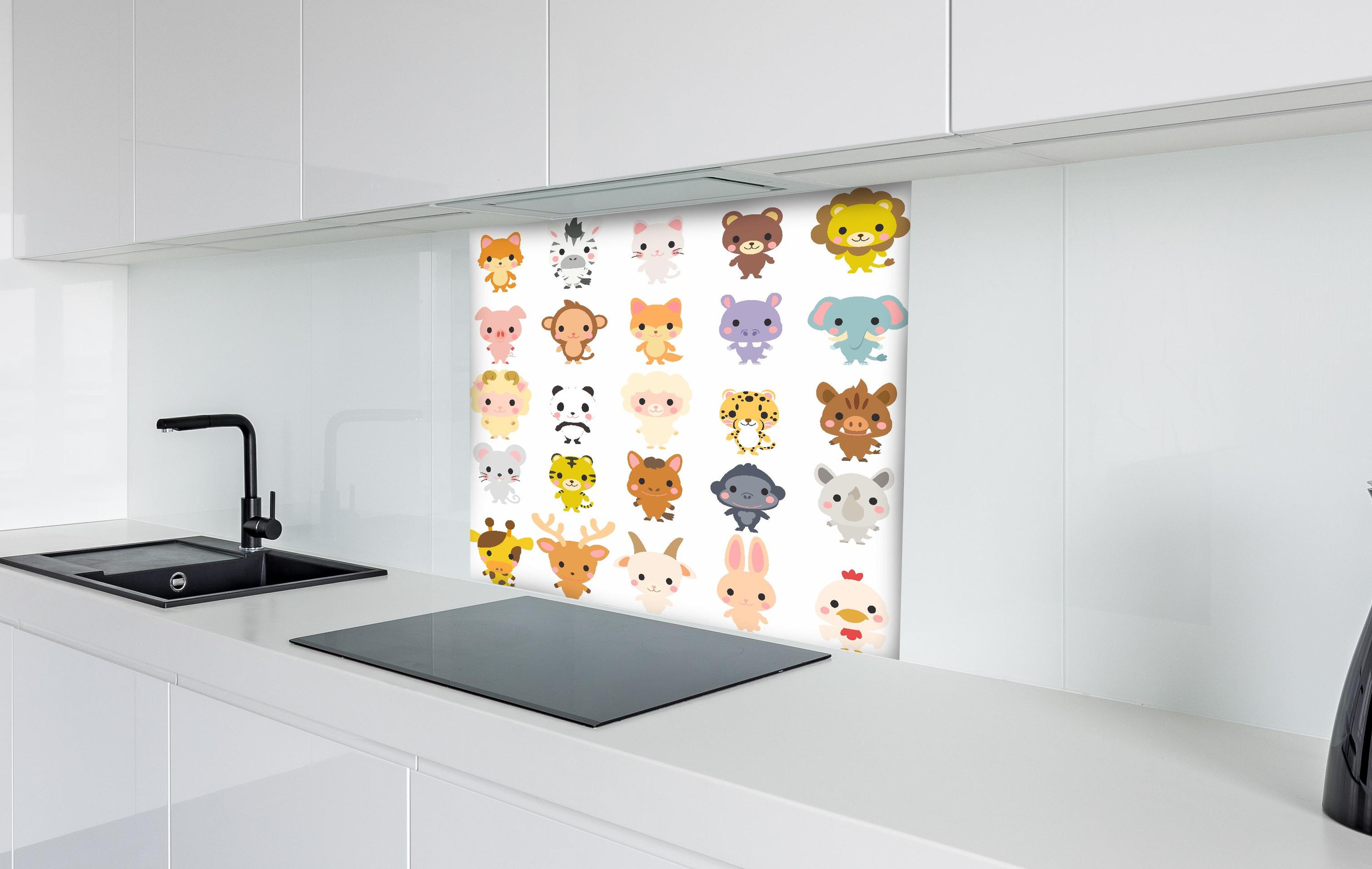 Spritzschutz - Charmante Tiersammlung in Pastellfarben hinter einem Cerankochfeld zwischen Holz-Kochutensilien