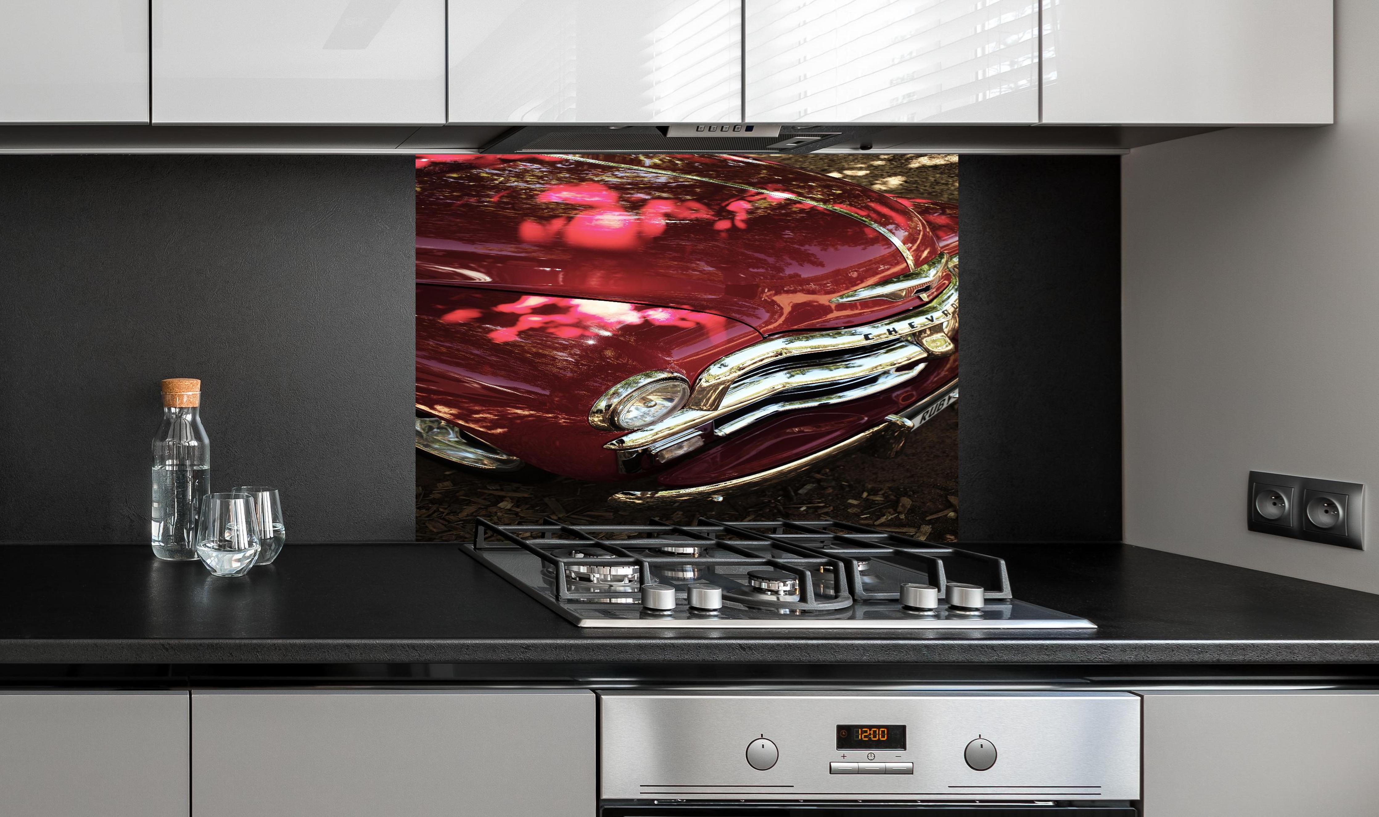 Spritzschutz - Chevrolet Nahaufnahme hinter einem Cerankochfeld zwischen Holz-Kochutensilien