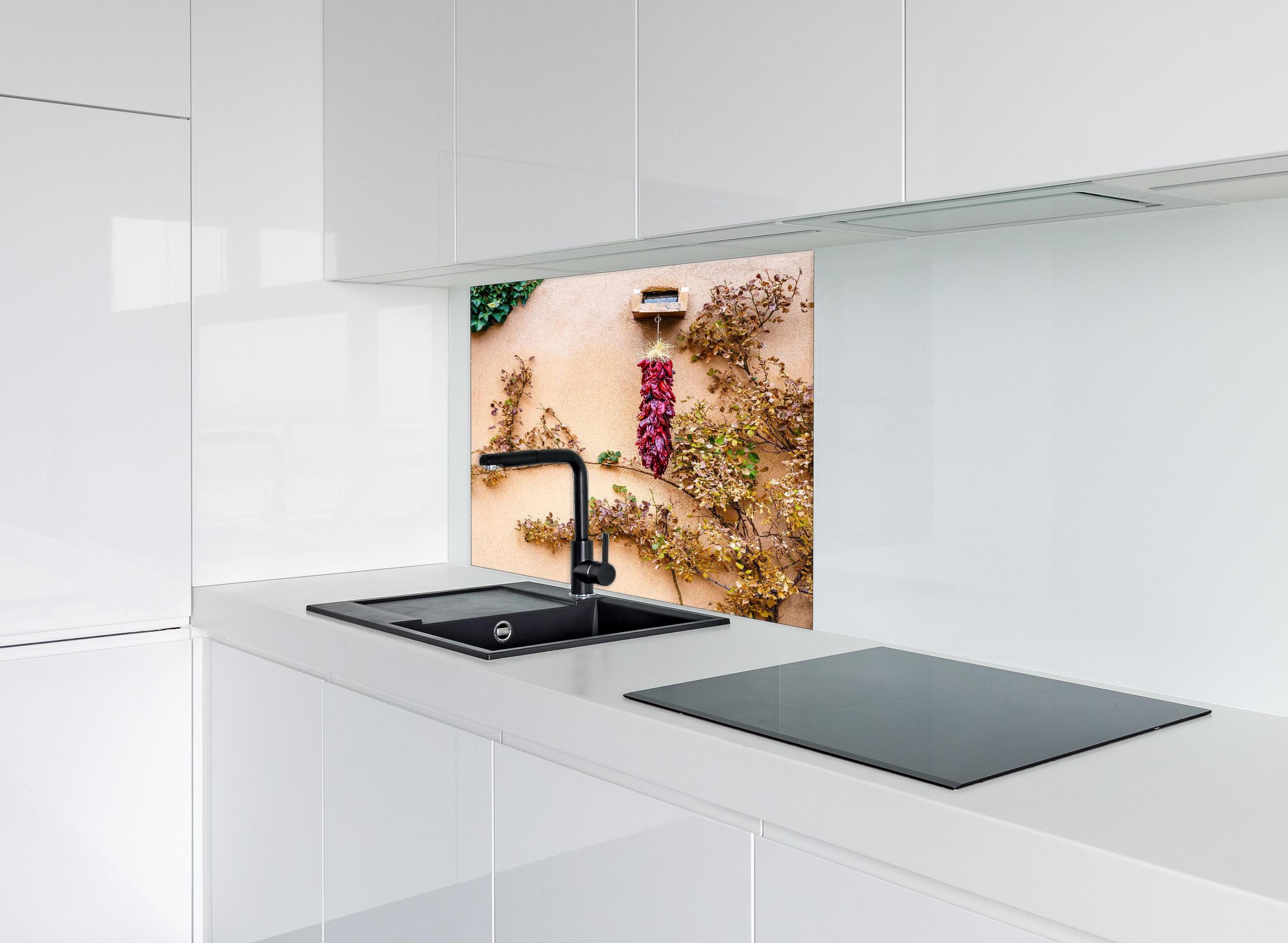 Spritzschutz - Chili Bündel - New Mexico hinter einem Cerankochfeld zwischen Holz-Kochutensilien