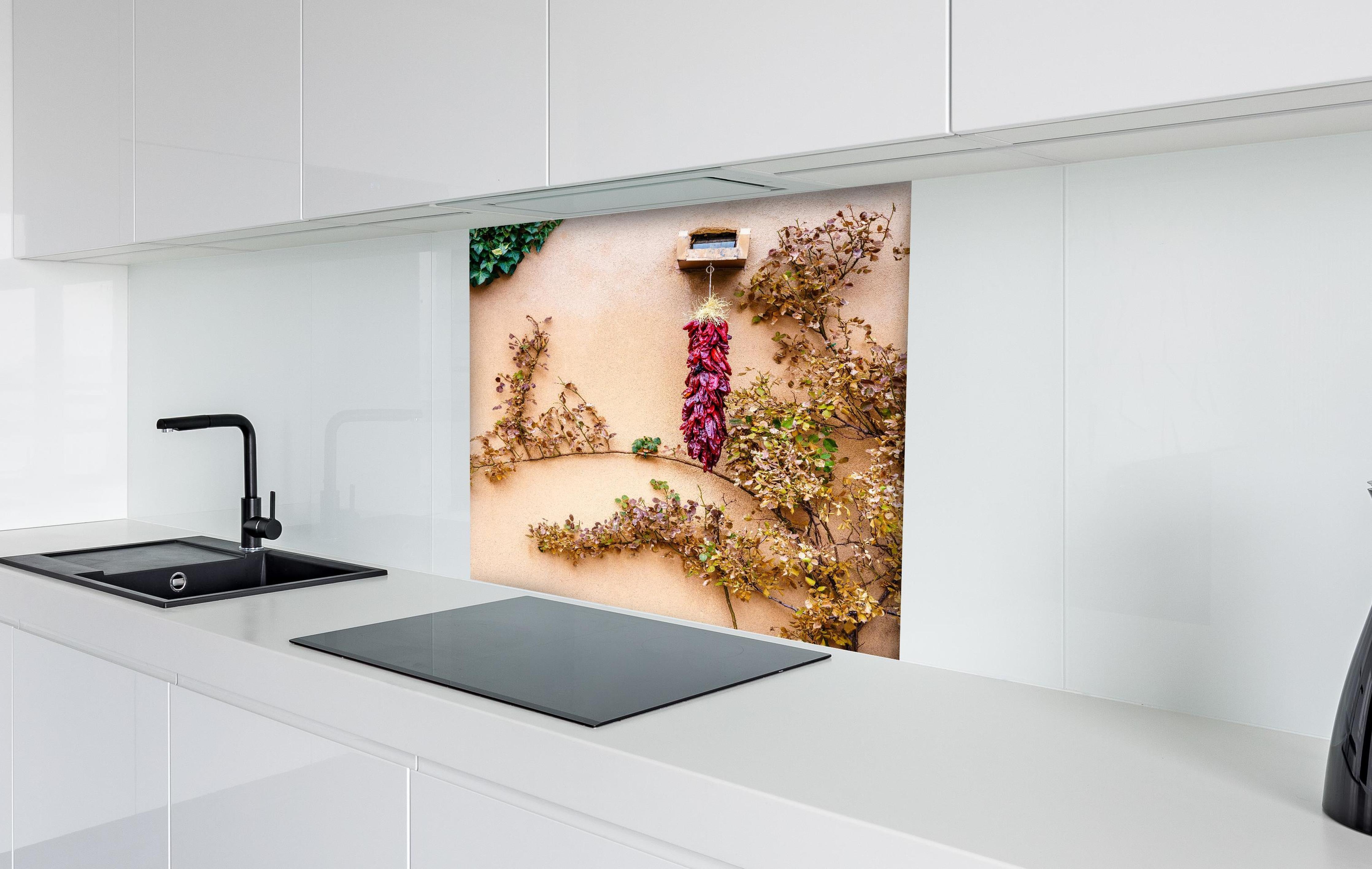 Spritzschutz - Chili Bündel - New Mexico hinter einem Cerankochfeld zwischen Holz-Kochutensilien