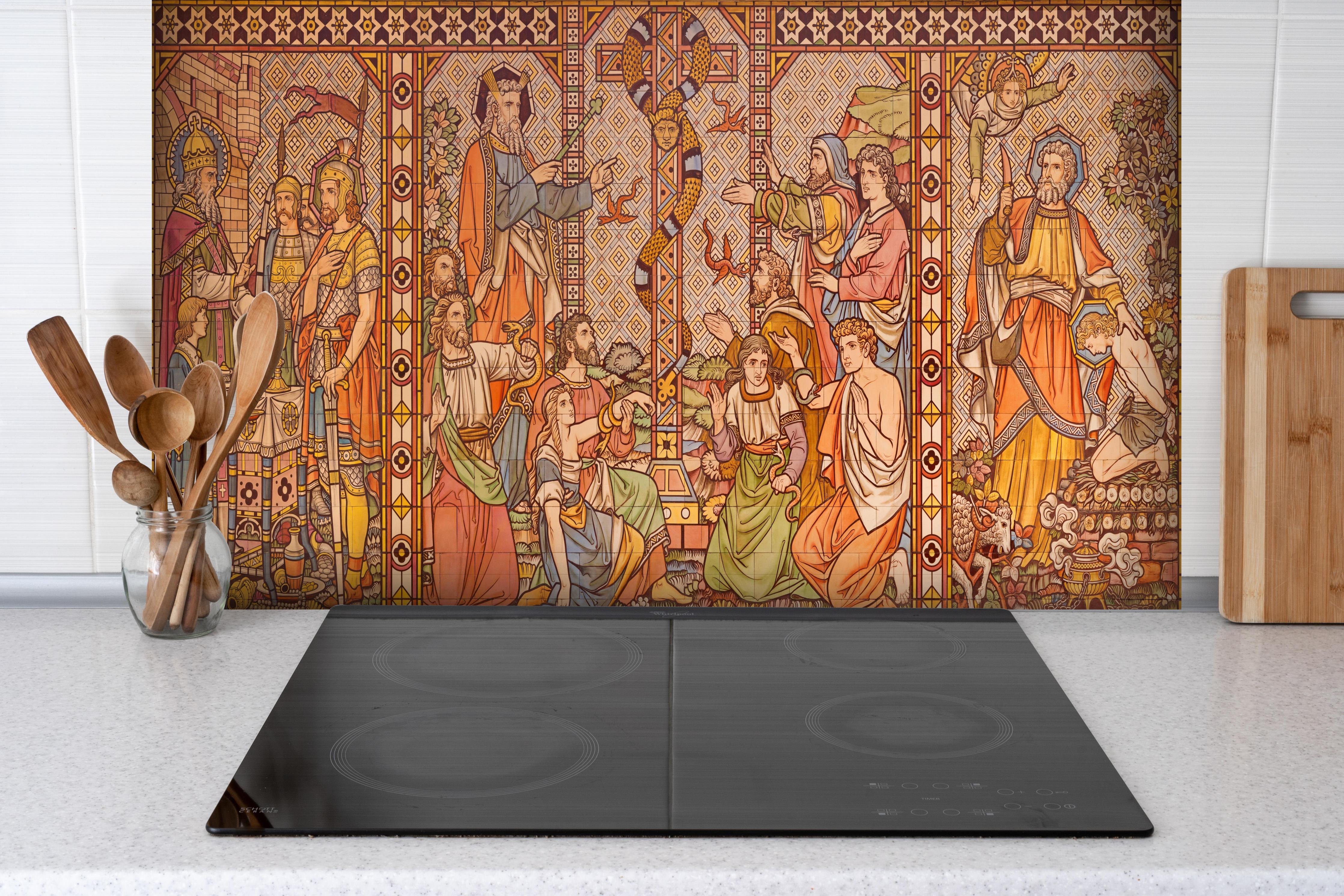 Spritzschutz - Christliches Kachelmosaik - Altes Testament hinter einem Cerankochfeld zwischen Holz-Kochutensilien