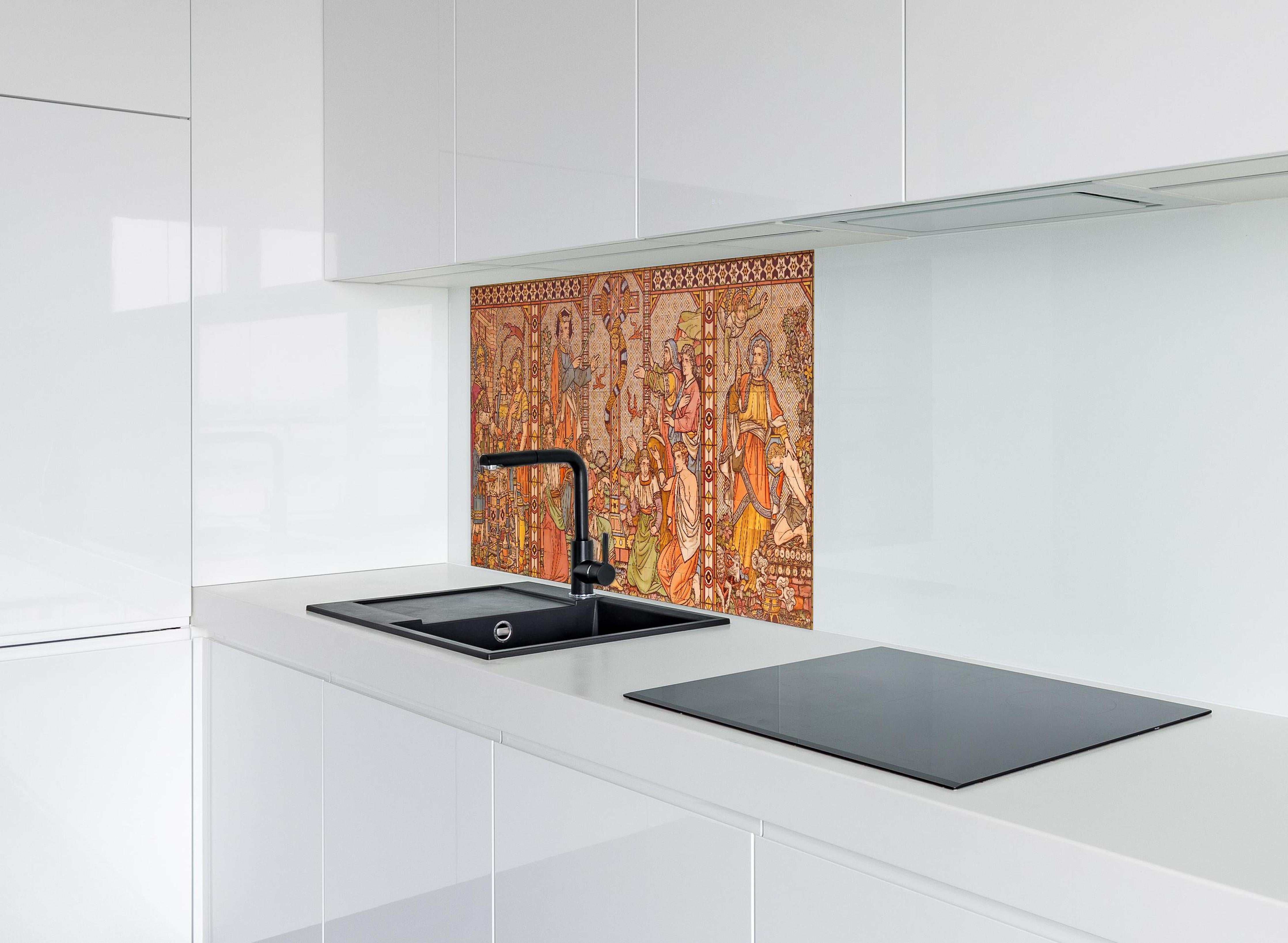 Spritzschutz - Christliches Kachelmosaik - Altes Testament hinter einem Cerankochfeld zwischen Holz-Kochutensilien