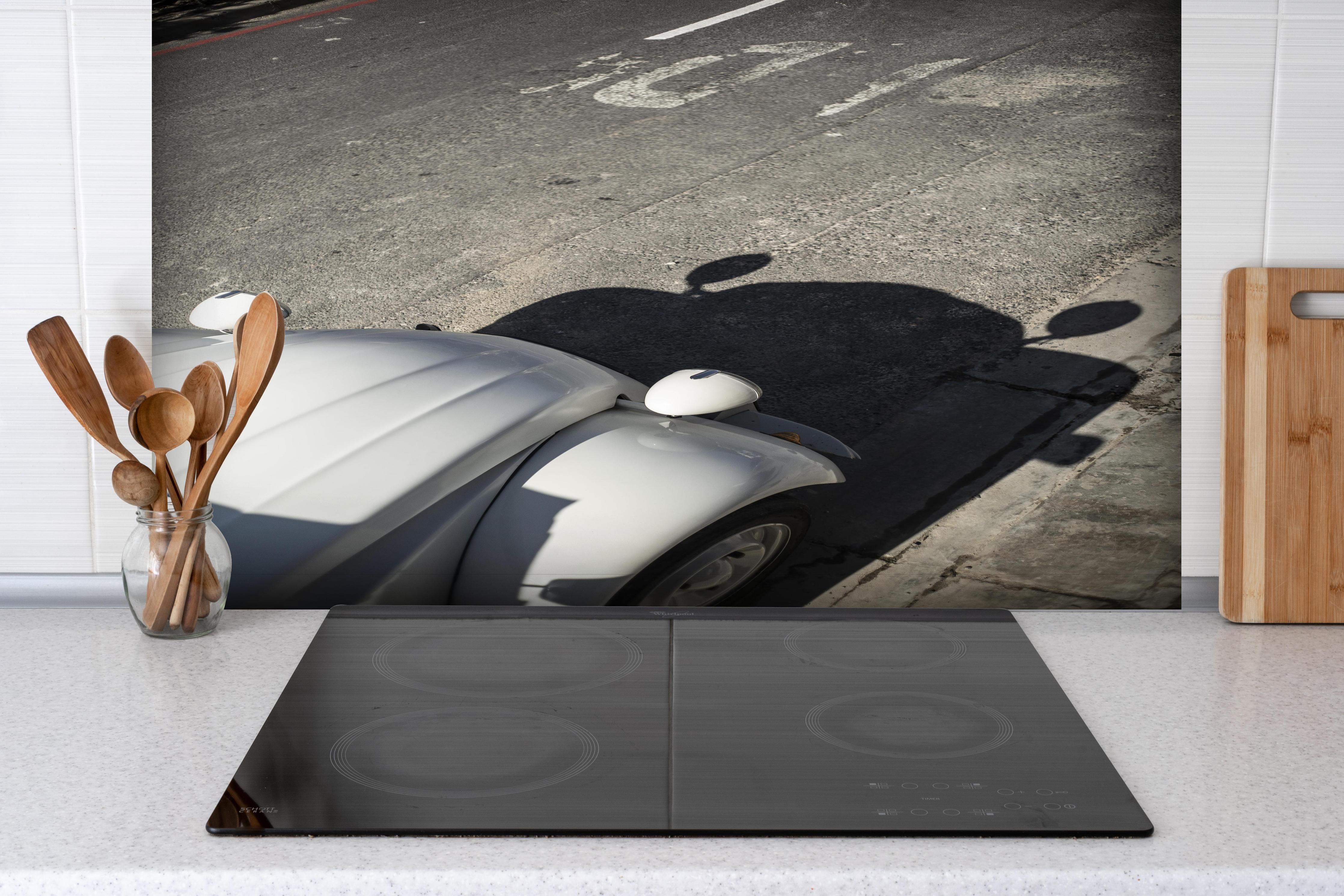 Spritzschutz - Citroen 2cv hinter einem Cerankochfeld zwischen Holz-Kochutensilien