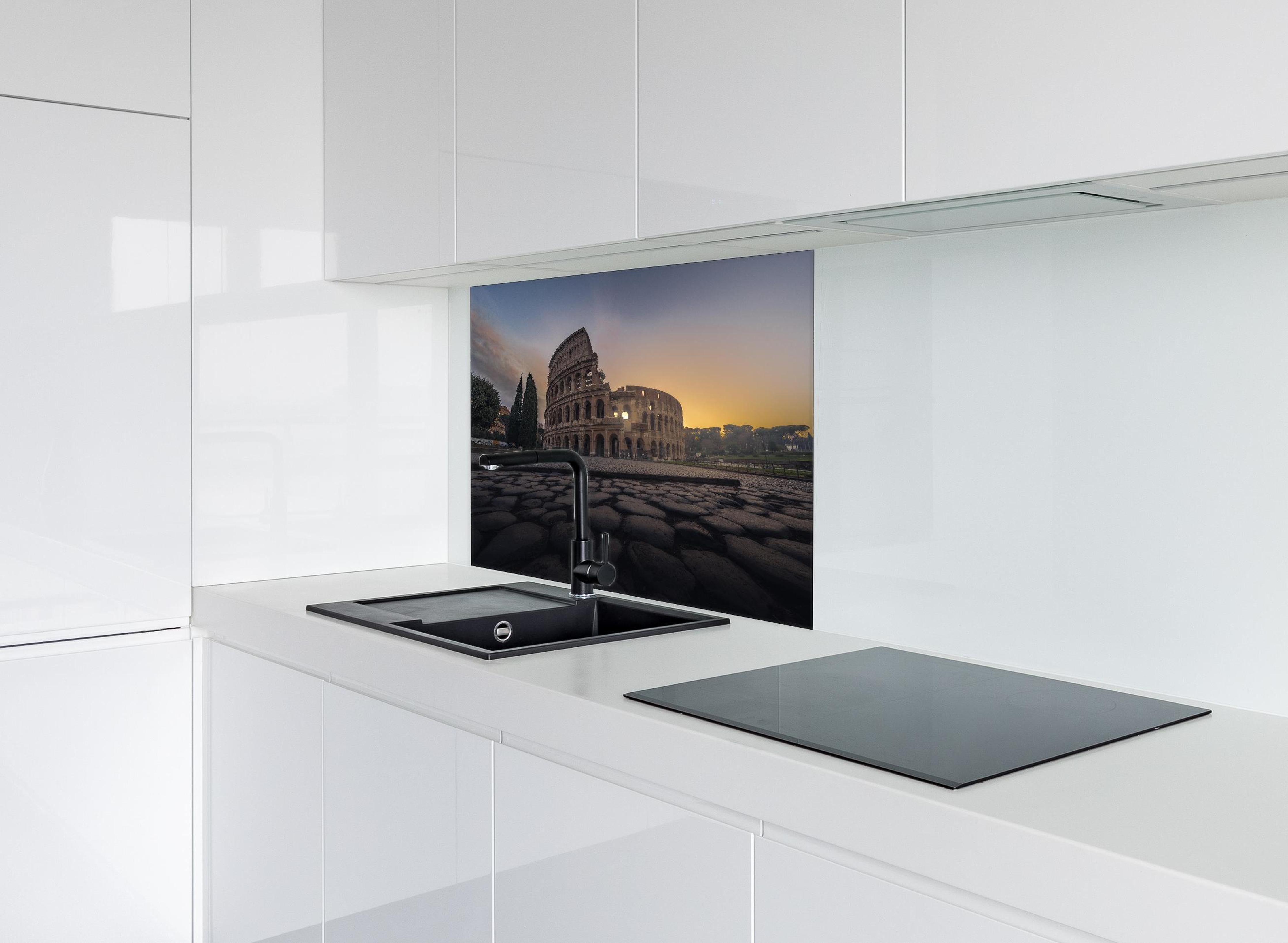 Spritzschutz - Colosseum, Rome, Italy hinter einem Cerankochfeld zwischen Holz-Kochutensilien