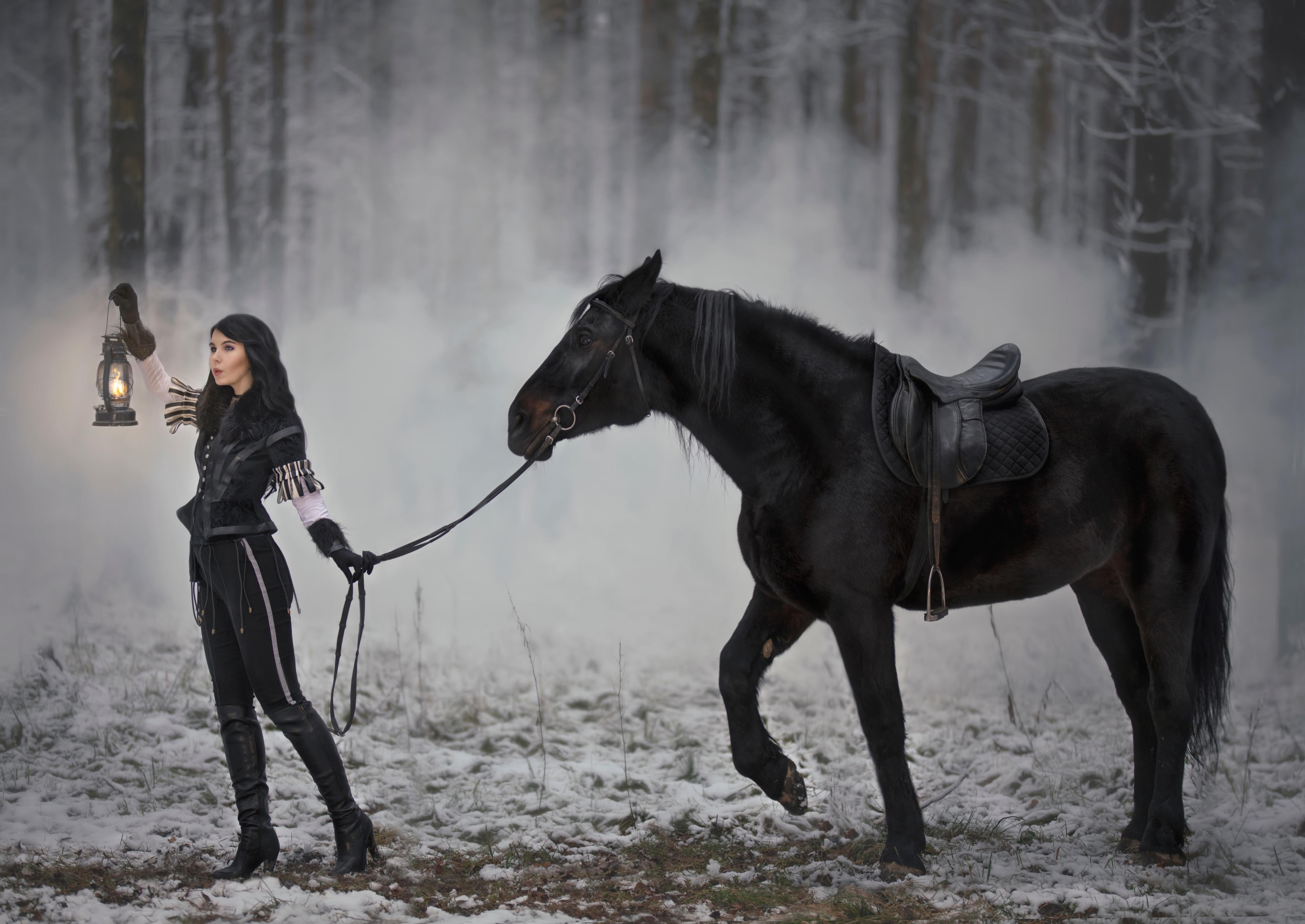 Spritzschutz-Cosplay-Zauberin The Witcher mit Pferd