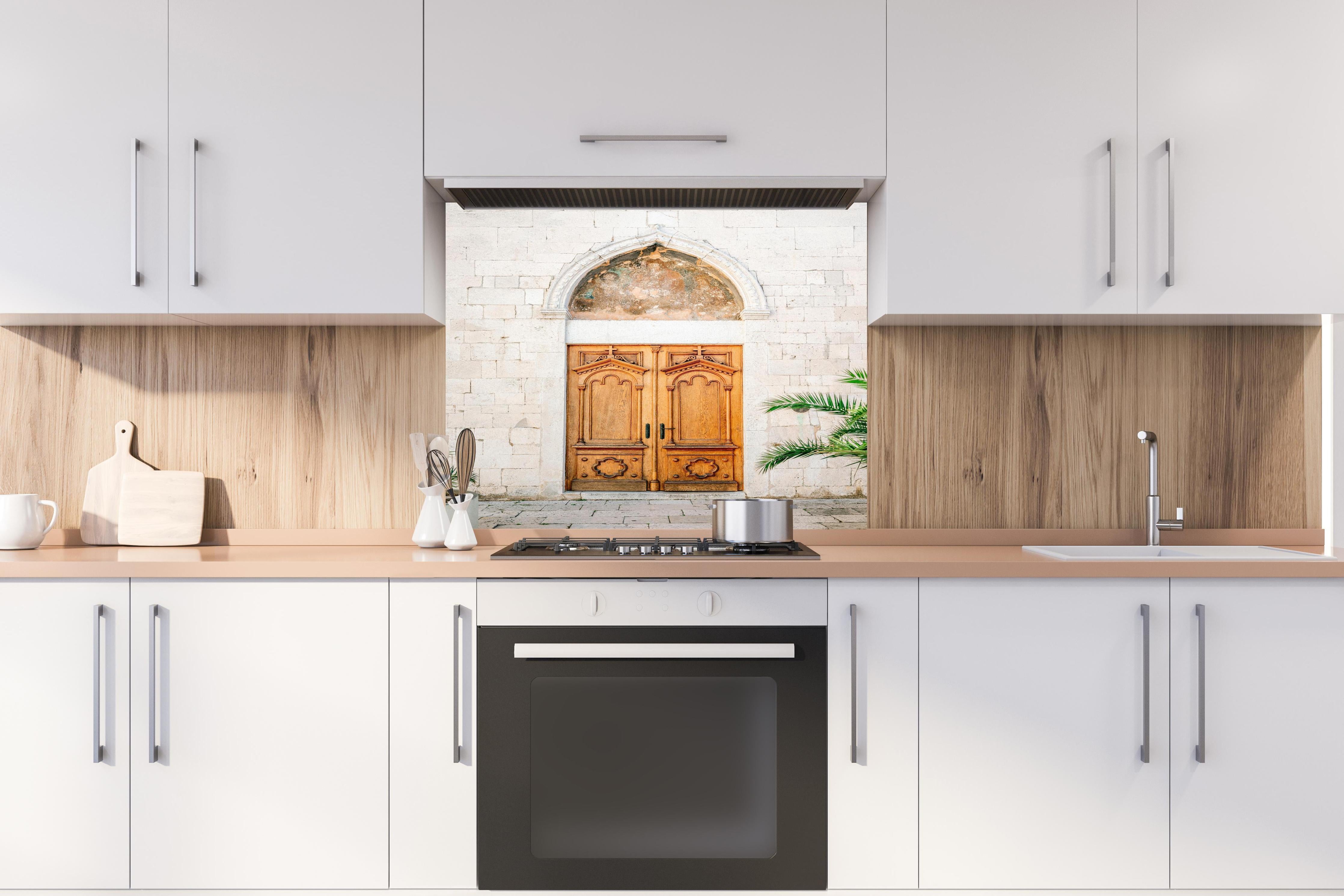 Spritzschutz - Croatian Door hinter einem Cerankochfeld zwischen Holz-Kochutensilien