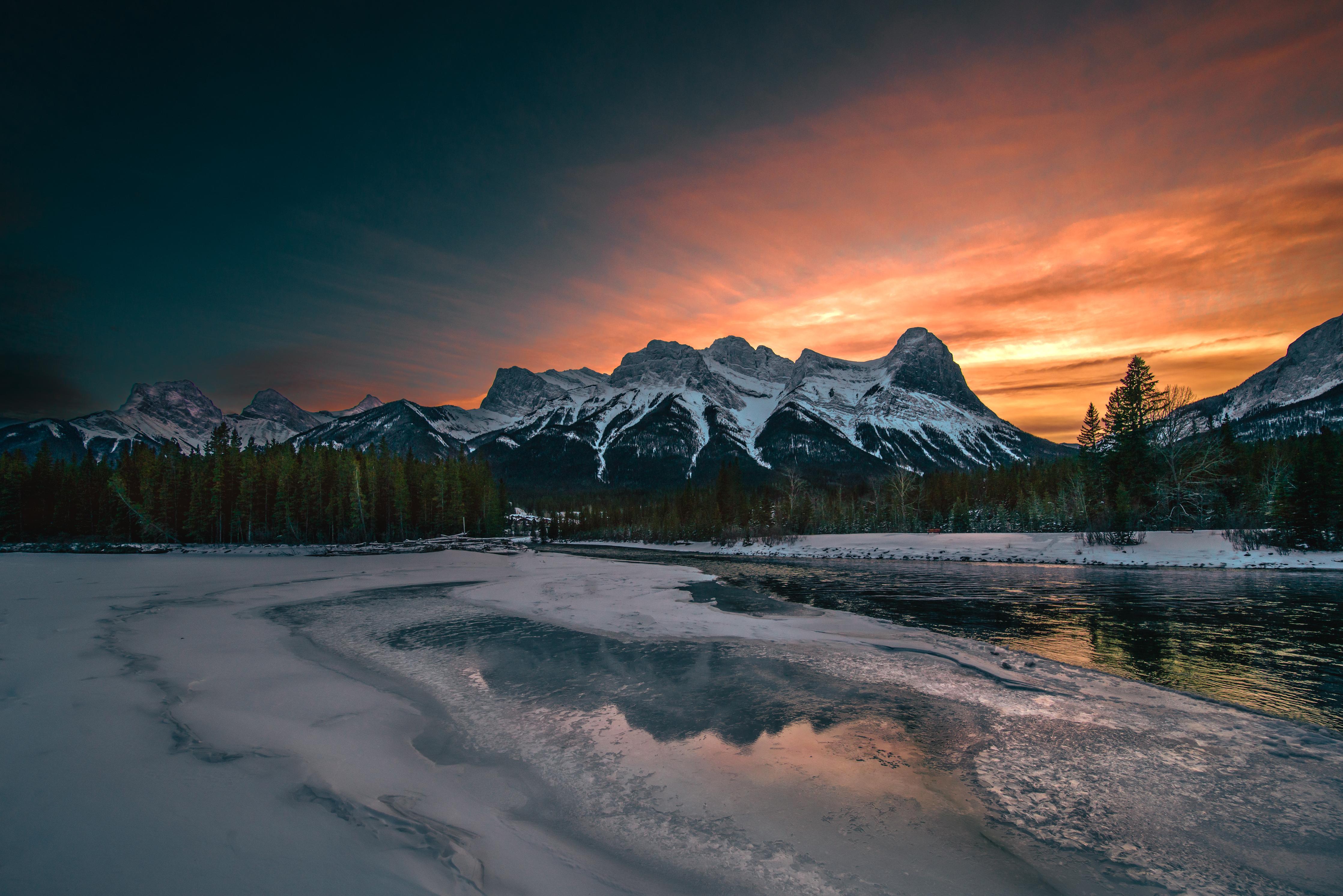 Spritzschutz-Dämmerung über schneebedeckten Bergspitzen