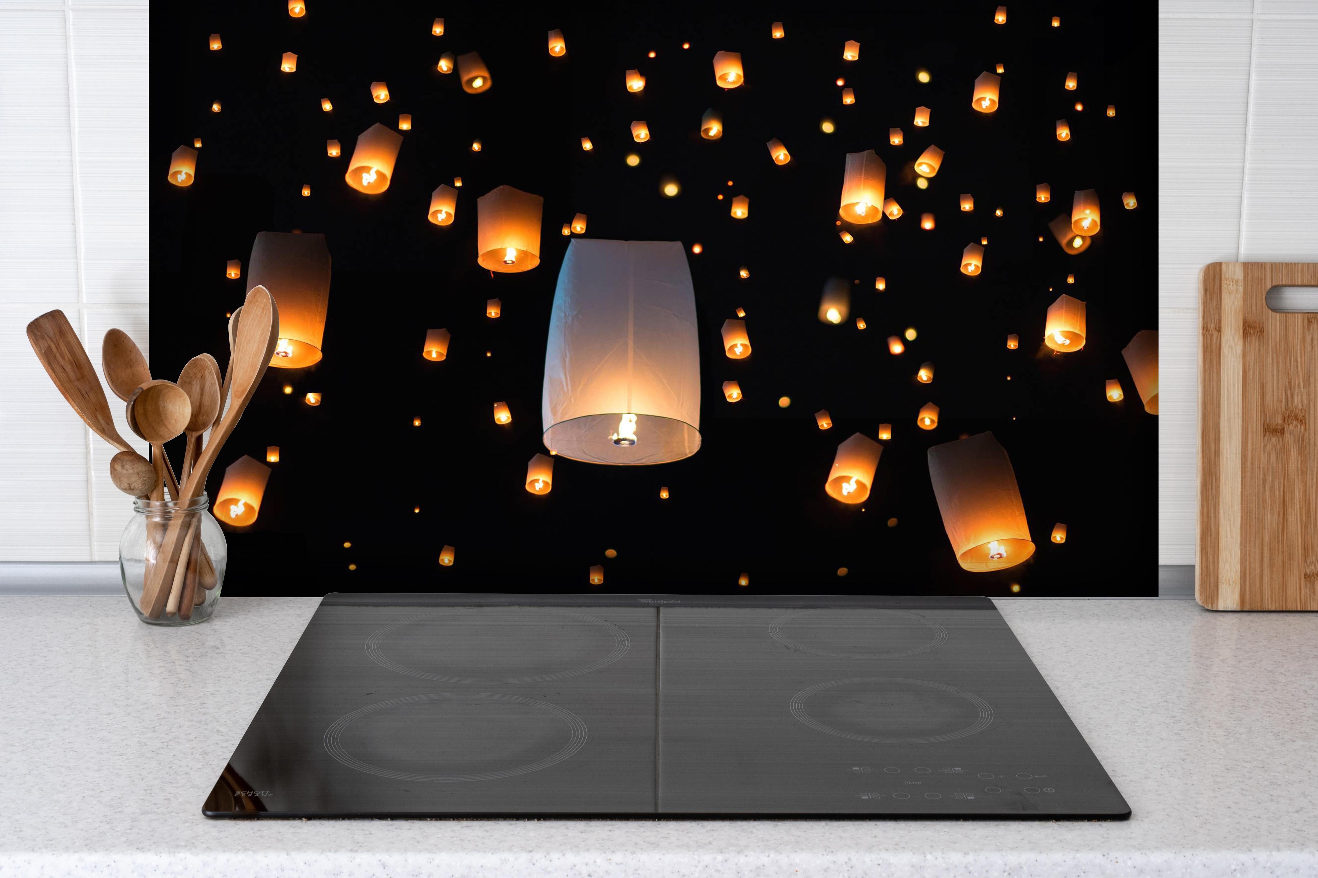 Spritzschutz - Das Unfounded Festival und Loy Krathong hinter einem Cerankochfeld zwischen Holz-Kochutensilien