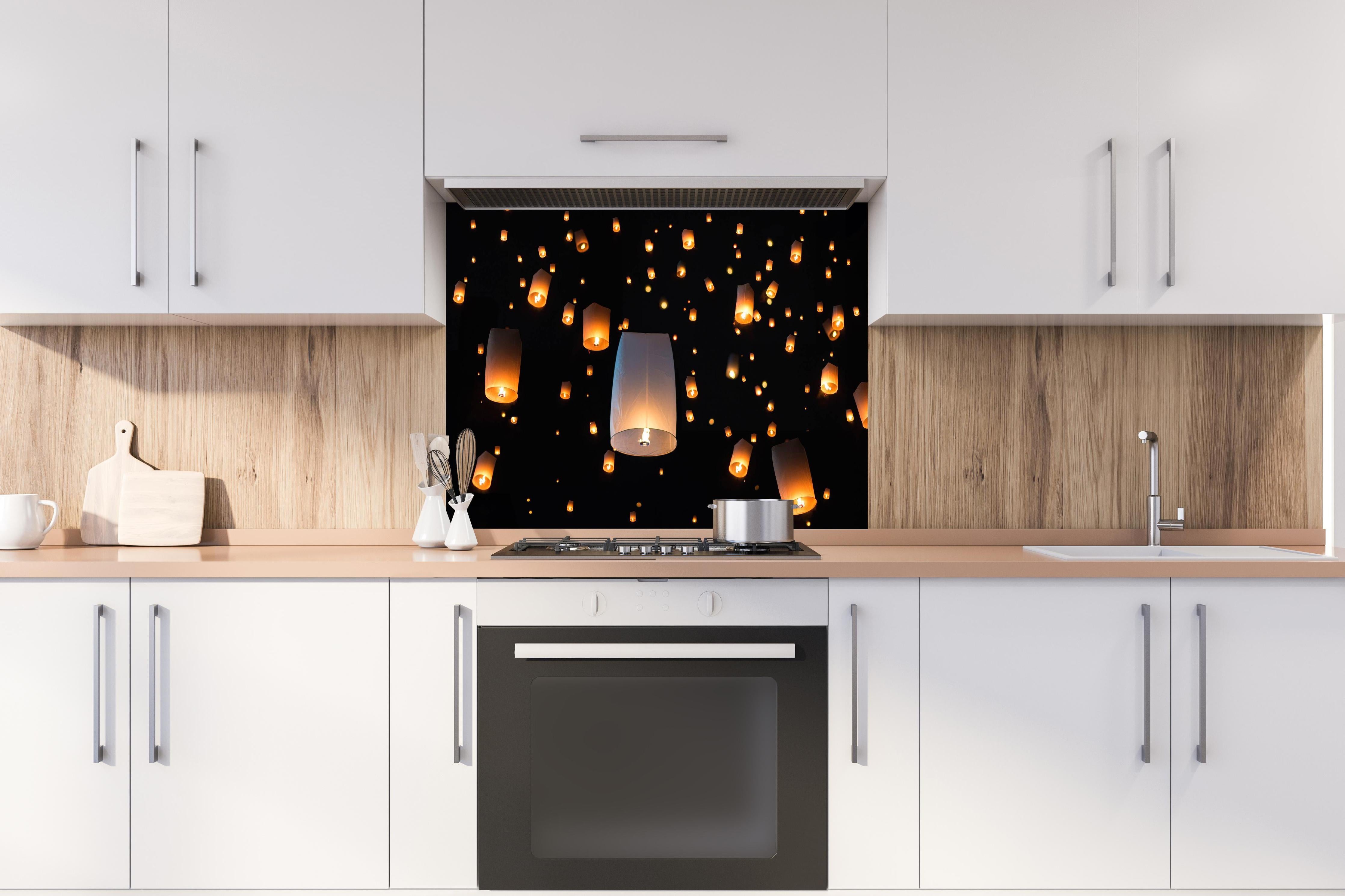 Spritzschutz - Das Unfounded Festival und Loy Krathong hinter einem Cerankochfeld zwischen Holz-Kochutensilien