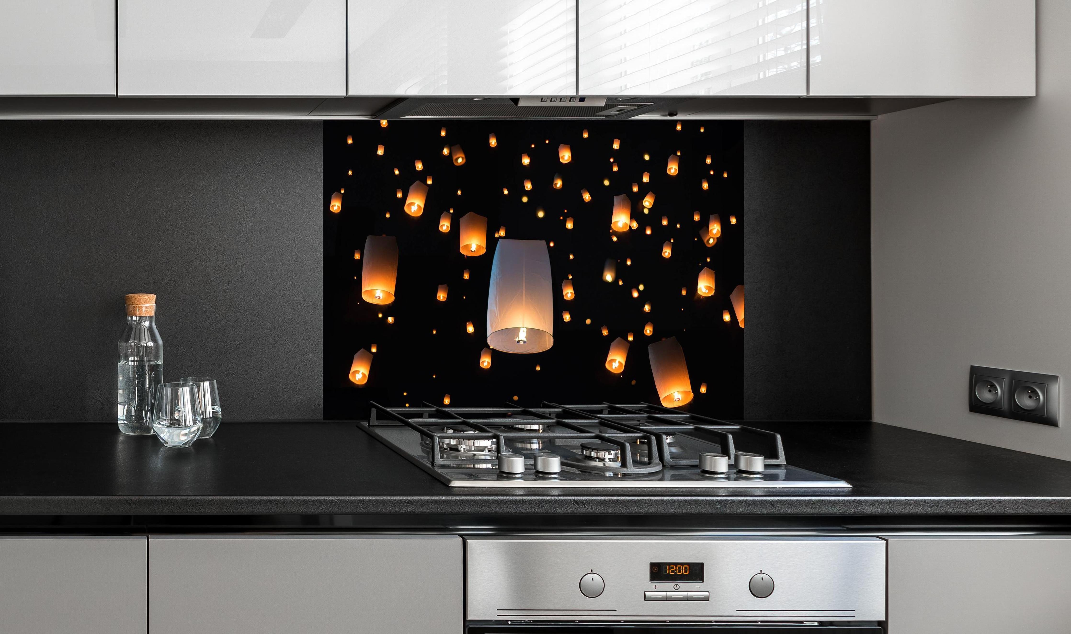 Spritzschutz - Das Unfounded Festival und Loy Krathong hinter einem Cerankochfeld zwischen Holz-Kochutensilien