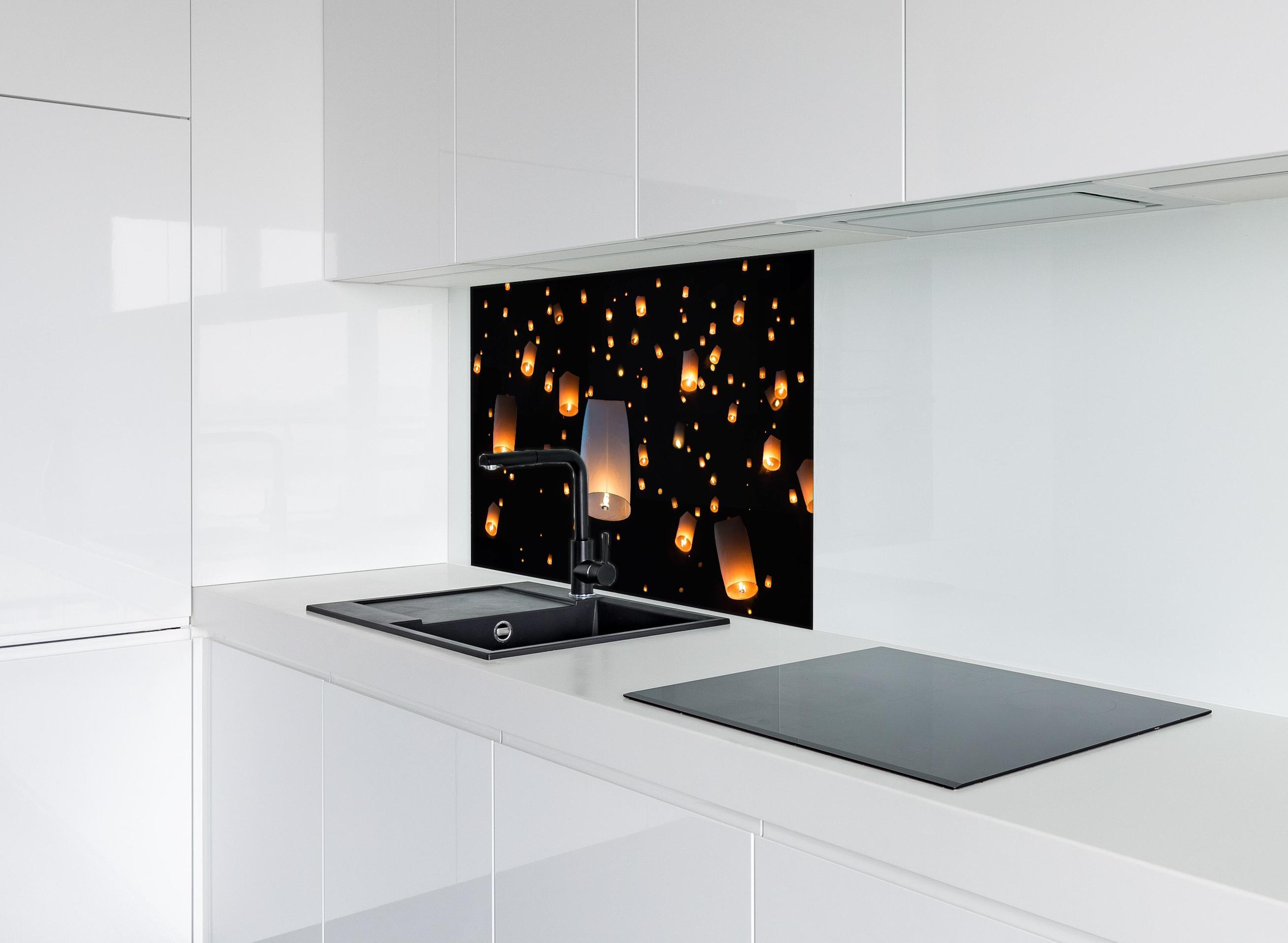 Spritzschutz - Das Unfounded Festival und Loy Krathong hinter einem Cerankochfeld zwischen Holz-Kochutensilien