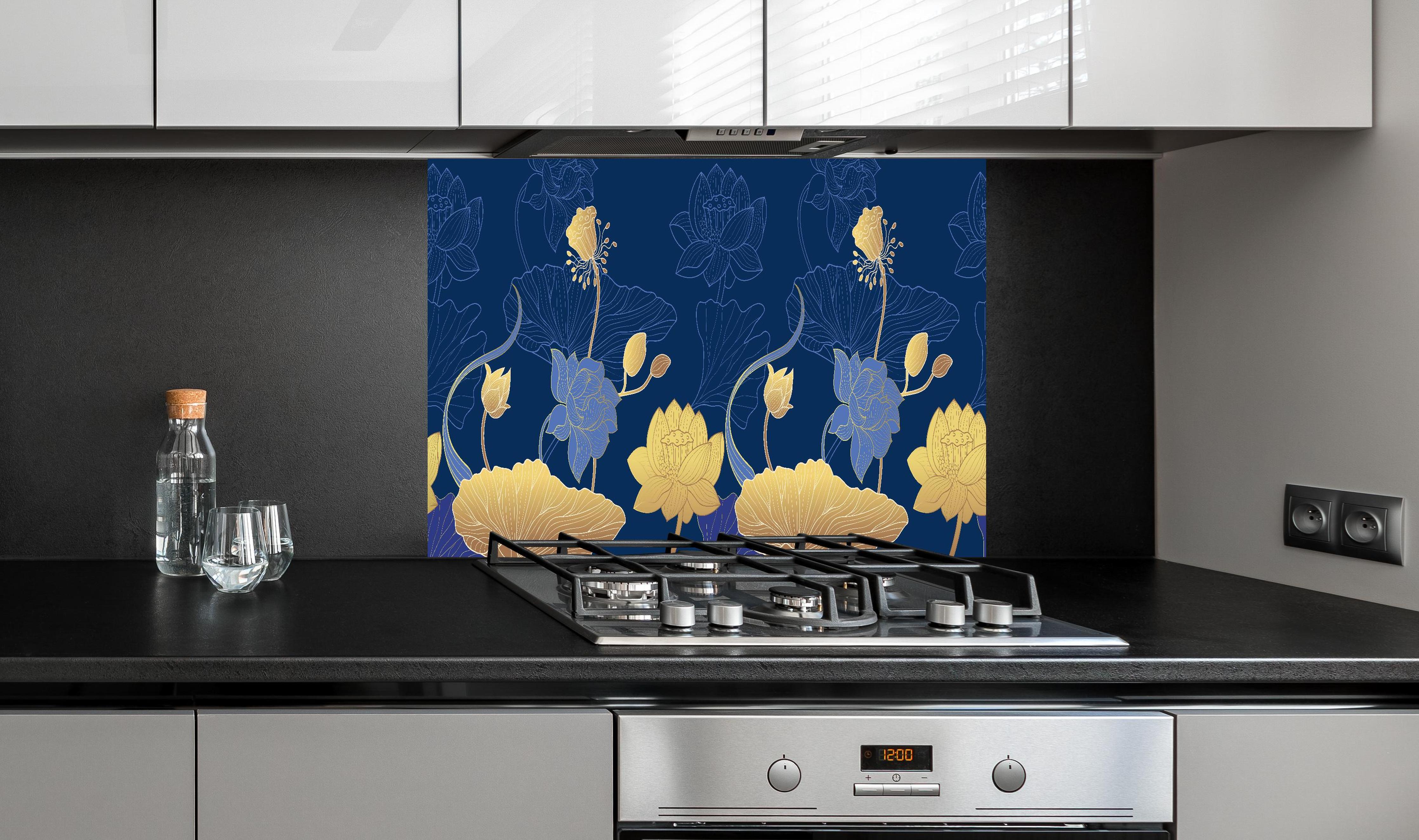 Spritzschutz - Dekorative Blumen Tapetenillustration Nachtblau hinter einem Cerankochfeld zwischen Holz-Kochutensilien