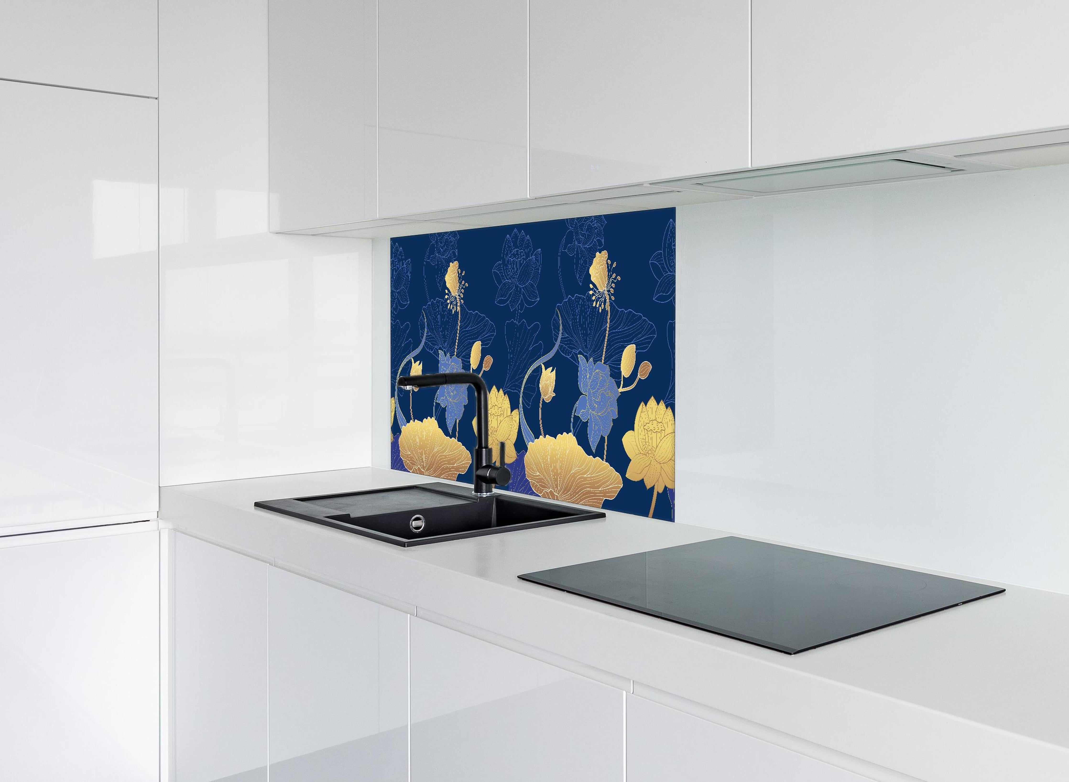 Spritzschutz - Dekorative Blumen Tapetenillustration Nachtblau hinter einem Cerankochfeld zwischen Holz-Kochutensilien