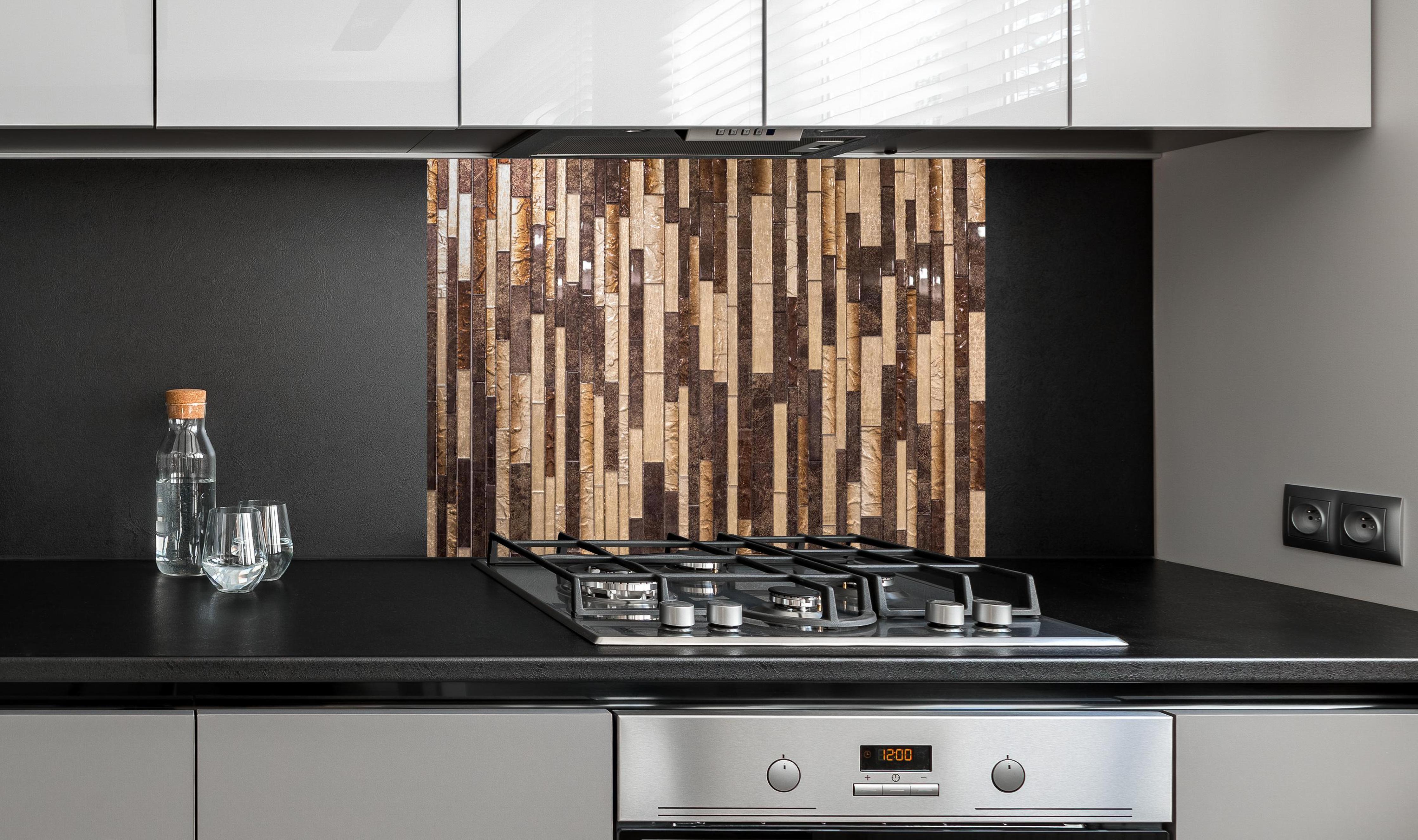 Spritzschutz - Dekorative Braun-Beige Mosaik-Holztextur hinter einem Cerankochfeld zwischen Holz-Kochutensilien