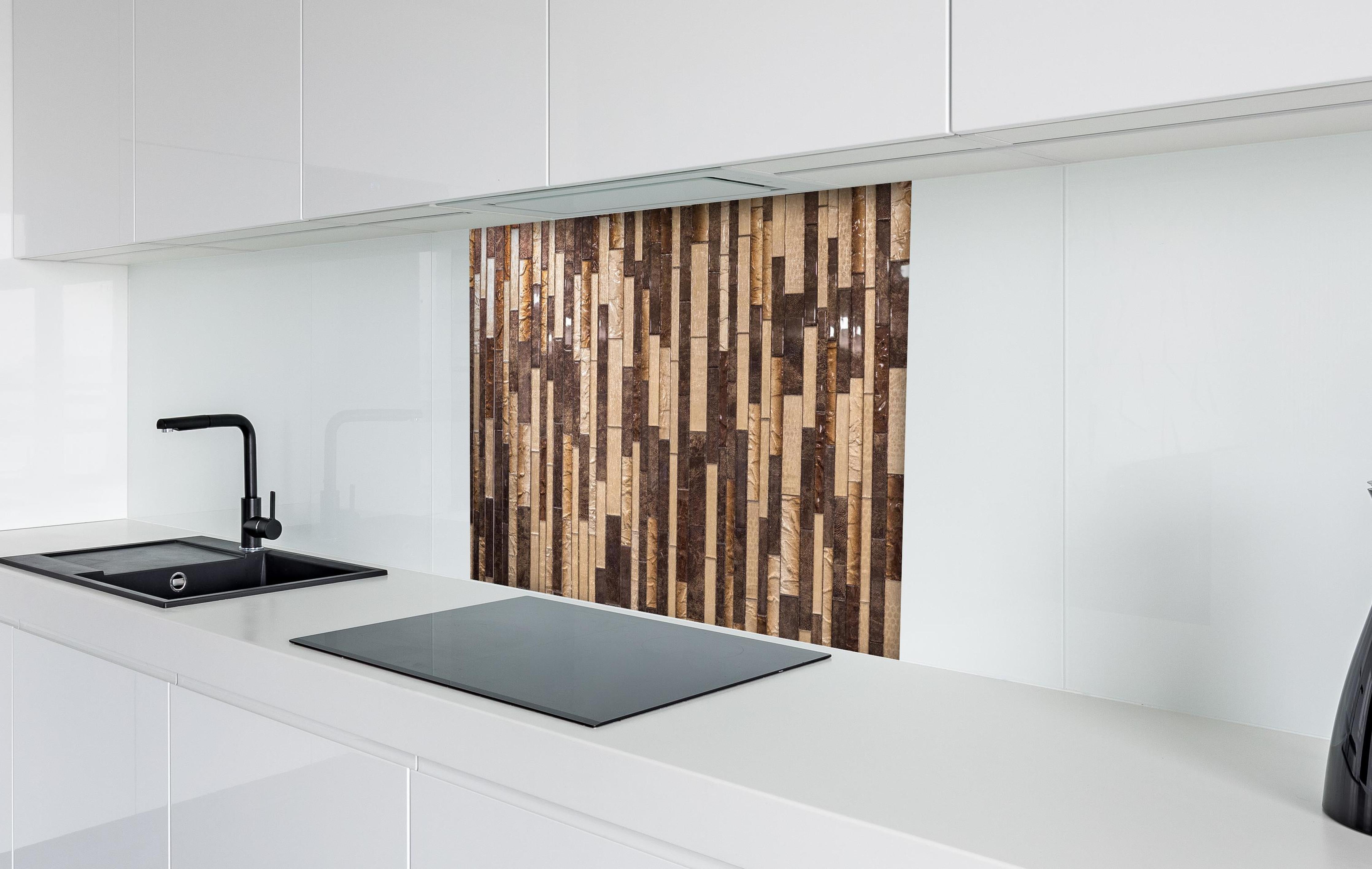 Spritzschutz - Dekorative Braun-Beige Mosaik-Holztextur hinter einem Cerankochfeld zwischen Holz-Kochutensilien