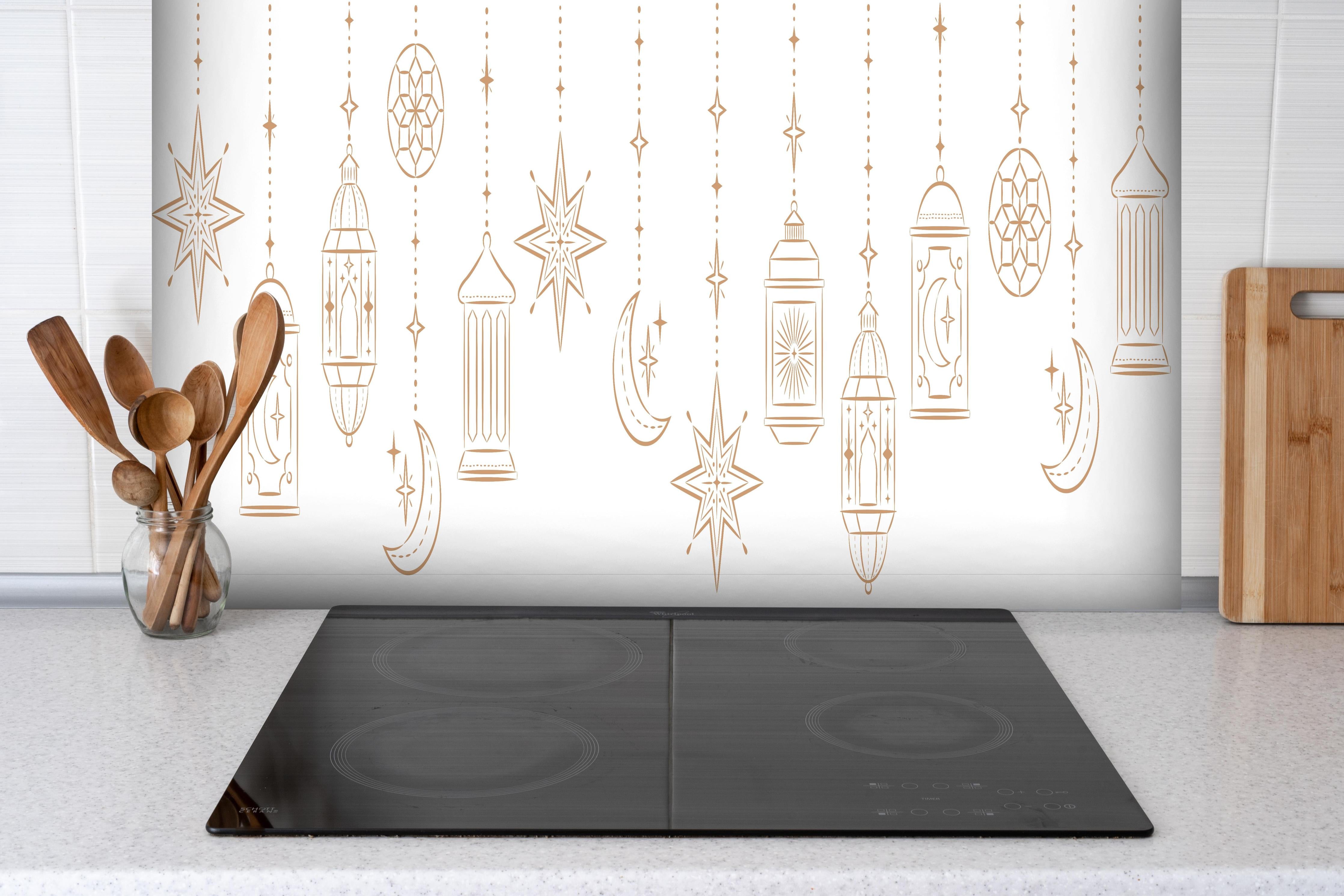 Spritzschutz - Dekorative Goldene Laternen und Sterne Illustration hinter einem Cerankochfeld zwischen Holz-Kochutensilien