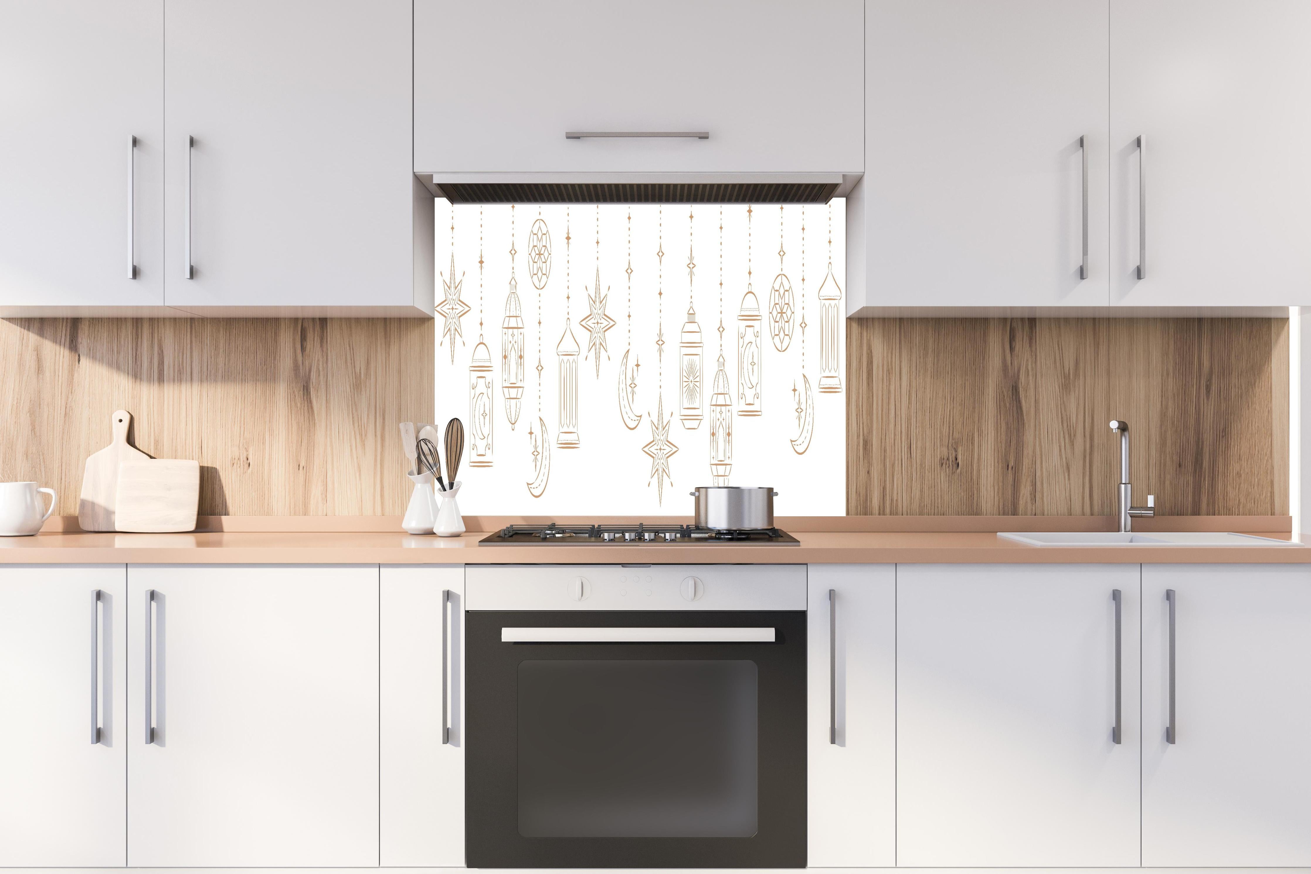 Spritzschutz - Dekorative Goldene Laternen und Sterne Illustration hinter einem Cerankochfeld zwischen Holz-Kochutensilien