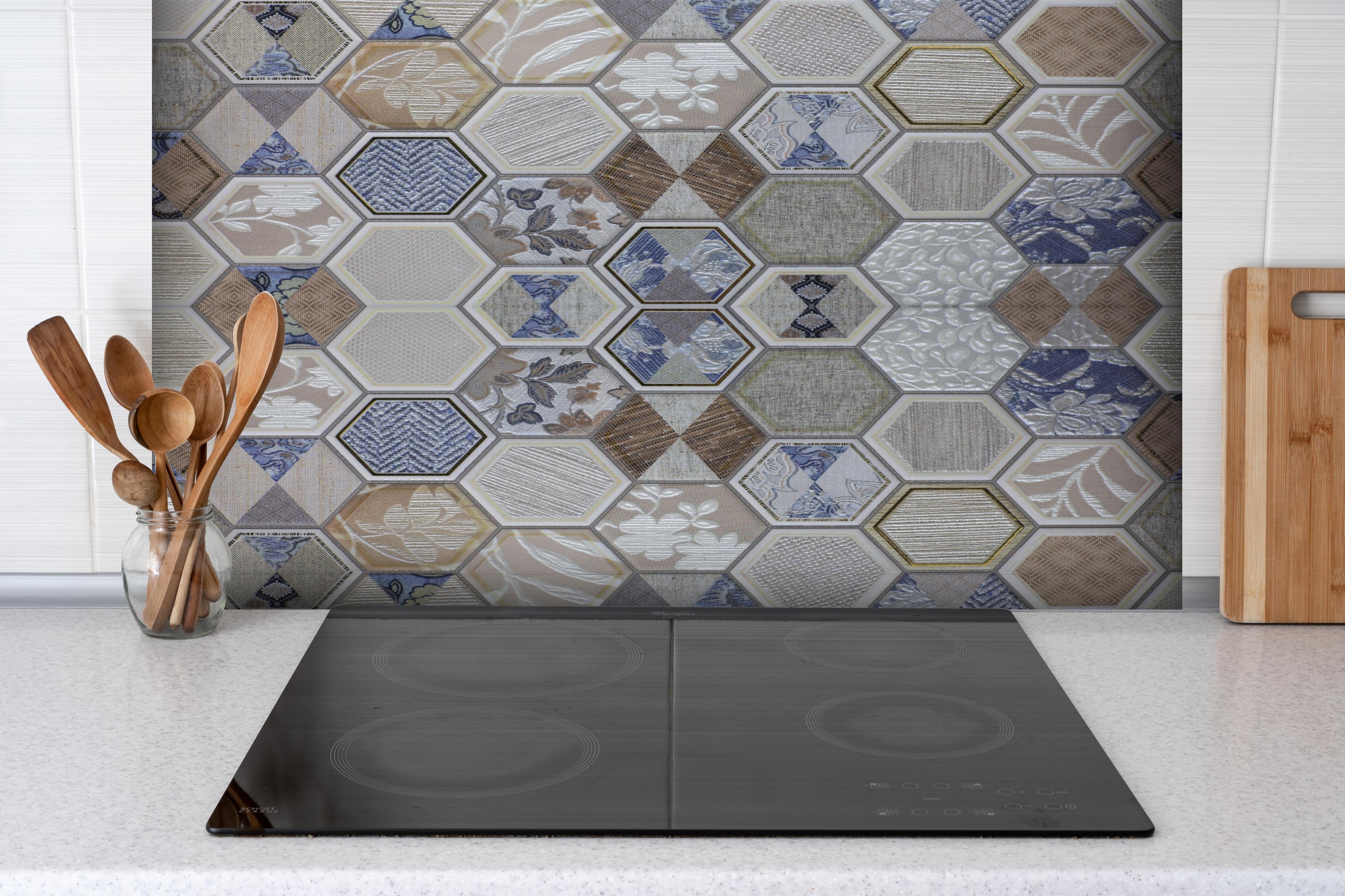 Spritzschutz - Dekorative Hexagon Fliesen mit buntem Design hinter einem Cerankochfeld zwischen Holz-Kochutensilien