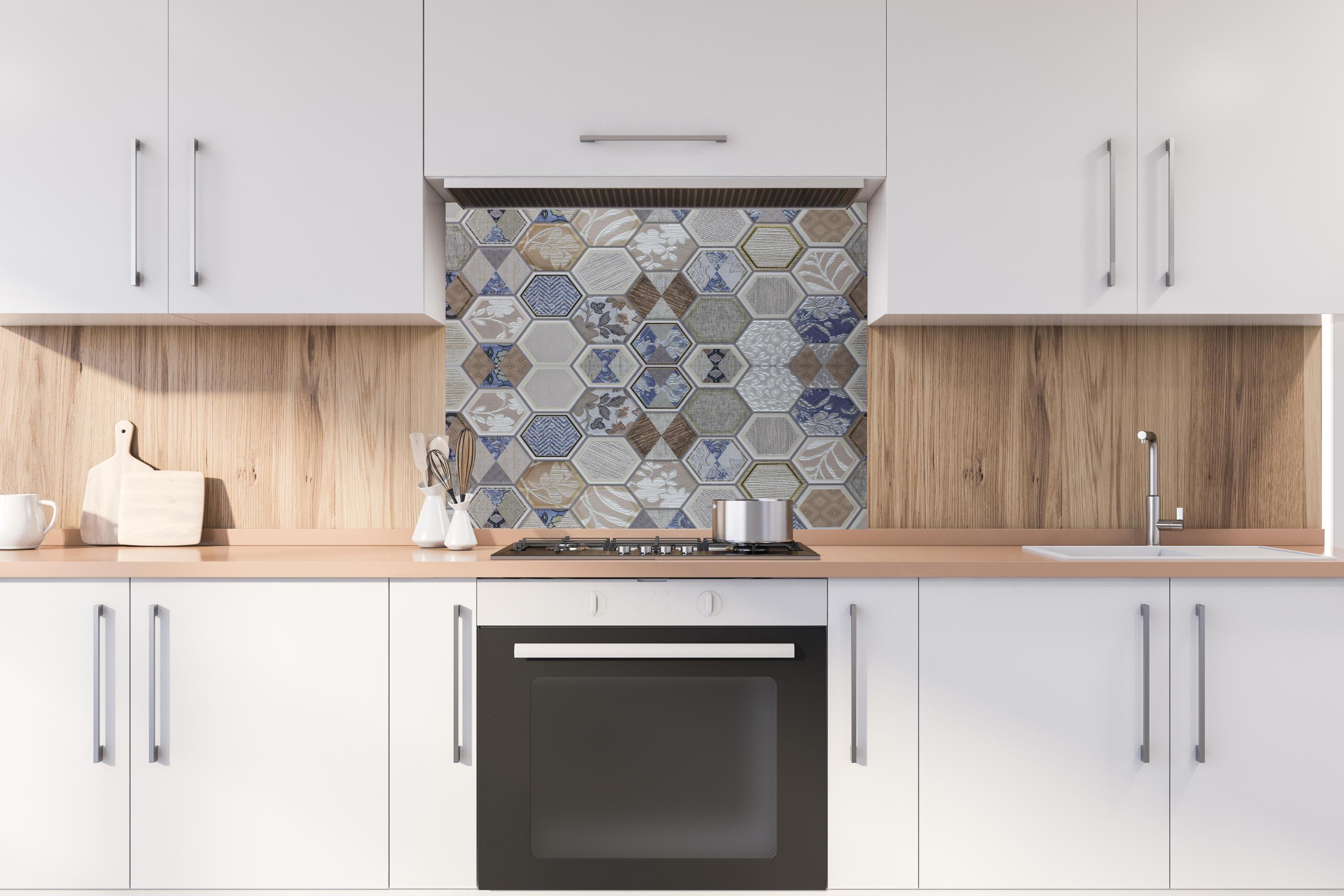 Spritzschutz - Dekorative Hexagon Fliesen mit buntem Design hinter einem Cerankochfeld zwischen Holz-Kochutensilien