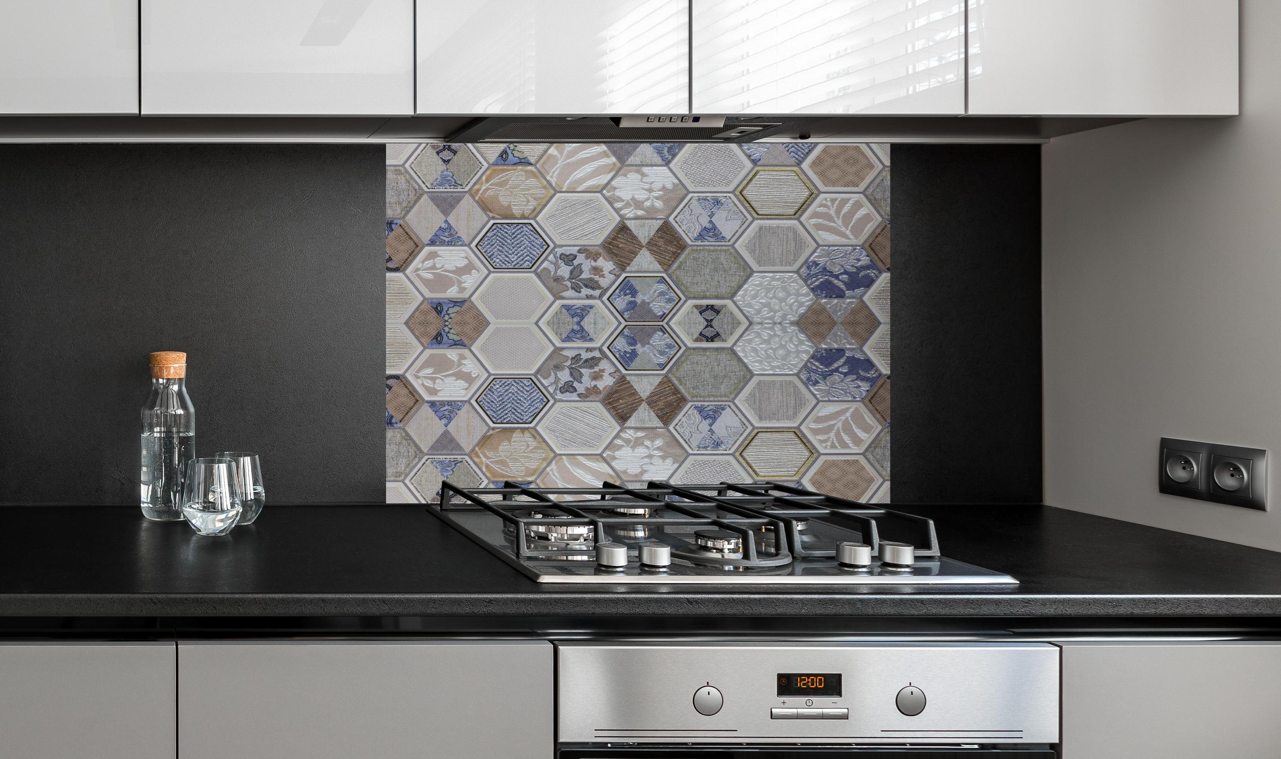 Spritzschutz - Dekorative Hexagon Fliesen mit buntem Design hinter einem Cerankochfeld zwischen Holz-Kochutensilien