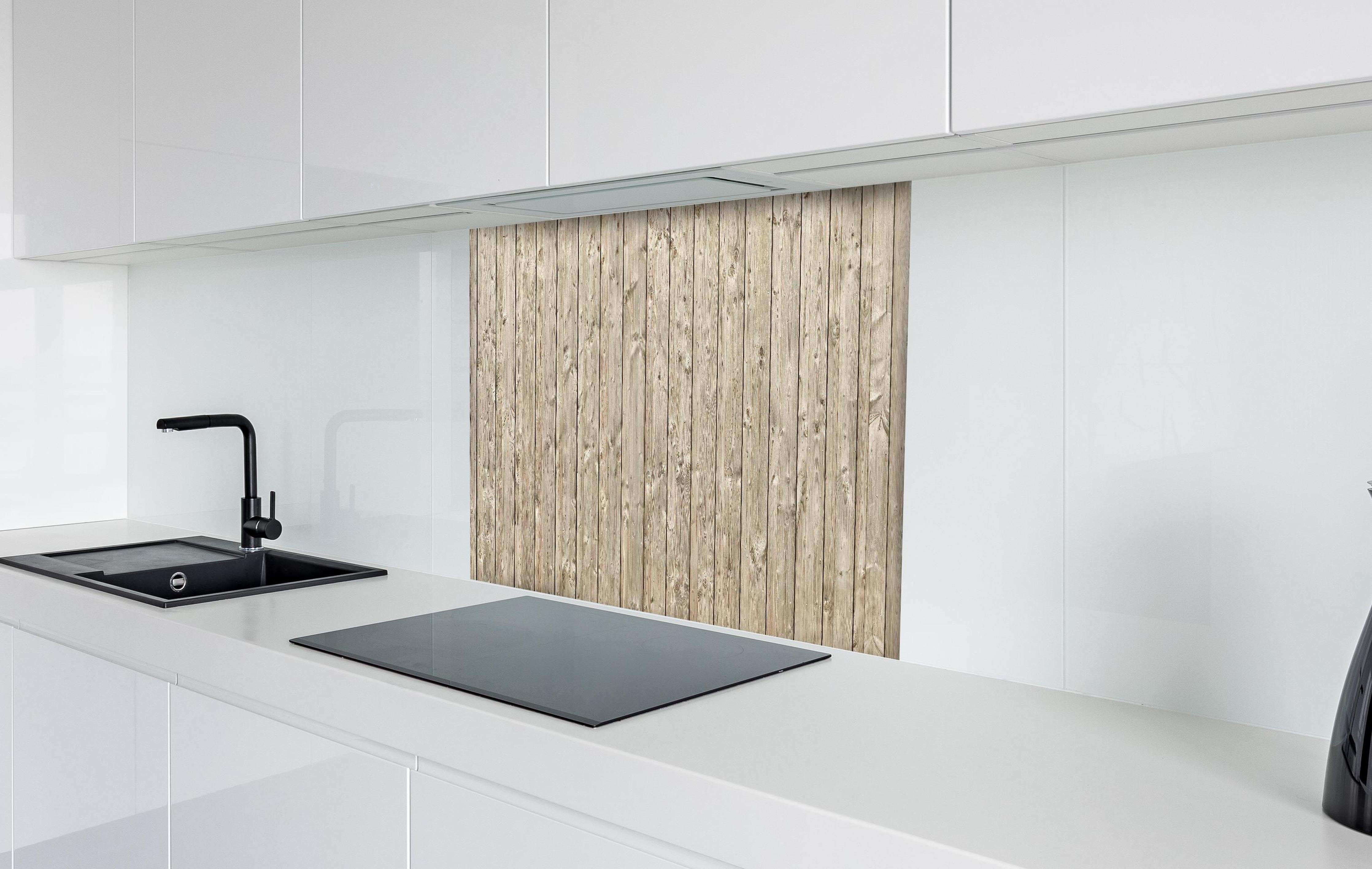 Spritzschutz - Dekorative Holztextur hinter einem Cerankochfeld zwischen Holz-Kochutensilien