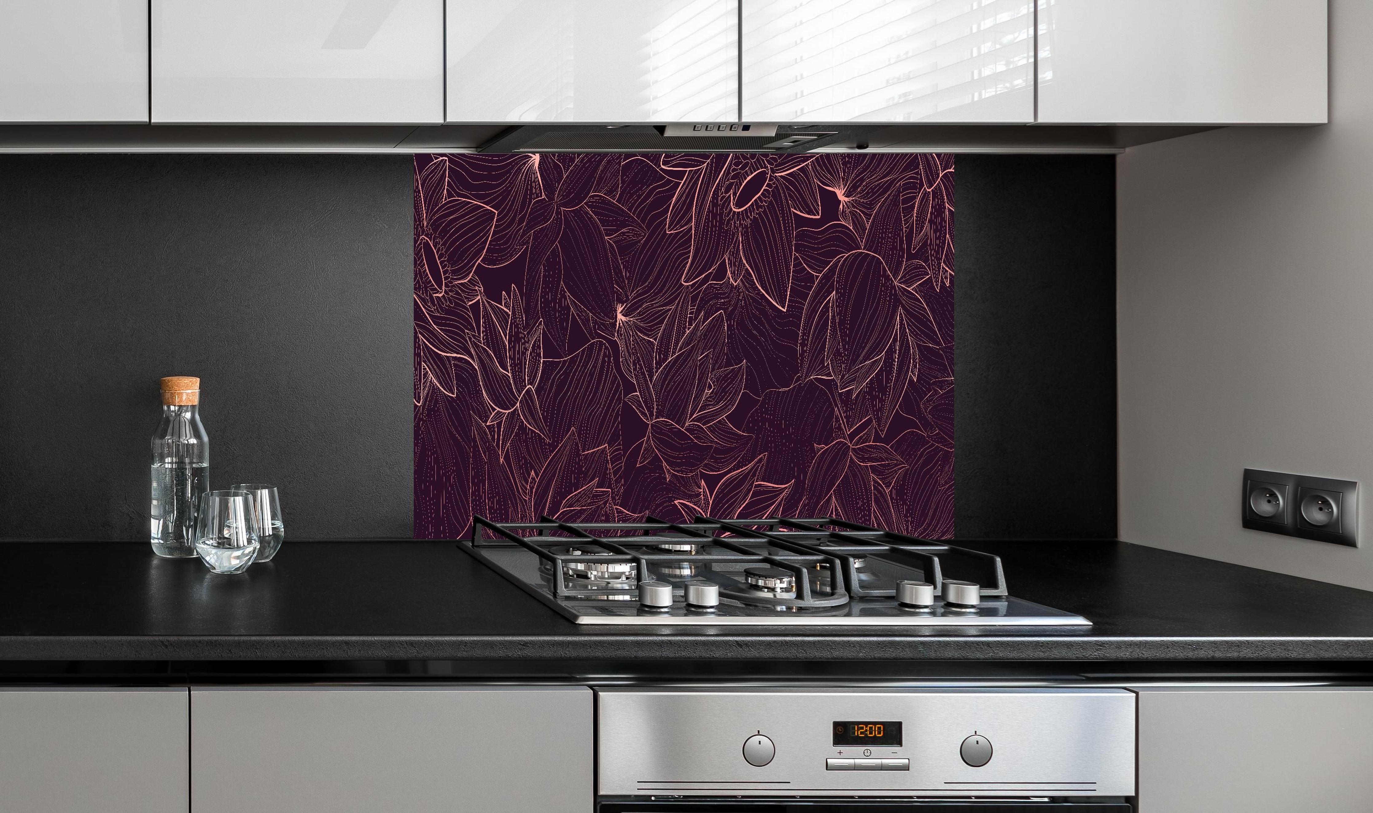 Spritzschutz - Dekorative Lila Blumen Linienzeichnung hinter einem Cerankochfeld zwischen Holz-Kochutensilien