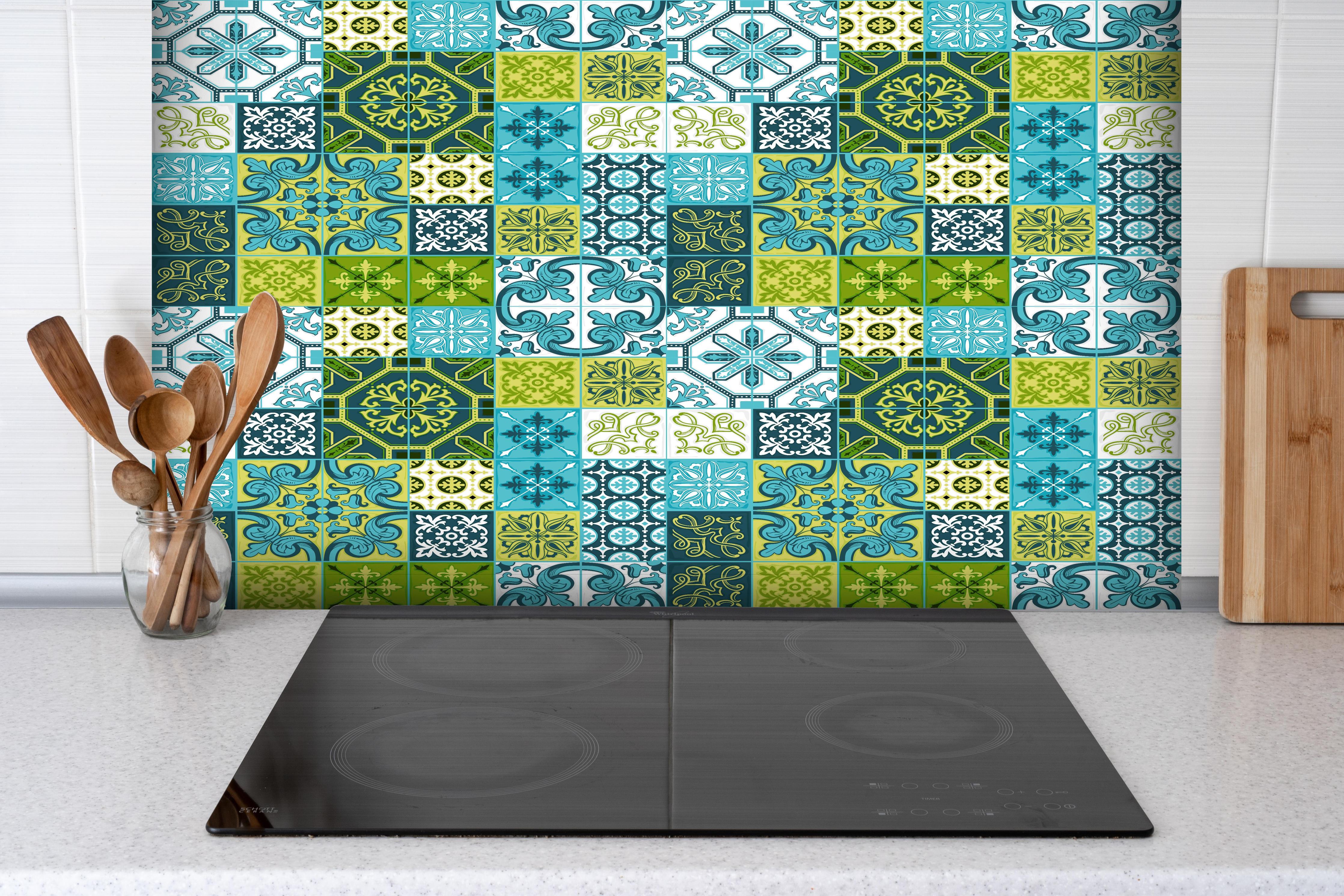 Spritzschutz - Dekorative Türkis-Grüne Fliesendesigns Sammlung hinter einem Cerankochfeld zwischen Holz-Kochutensilien
