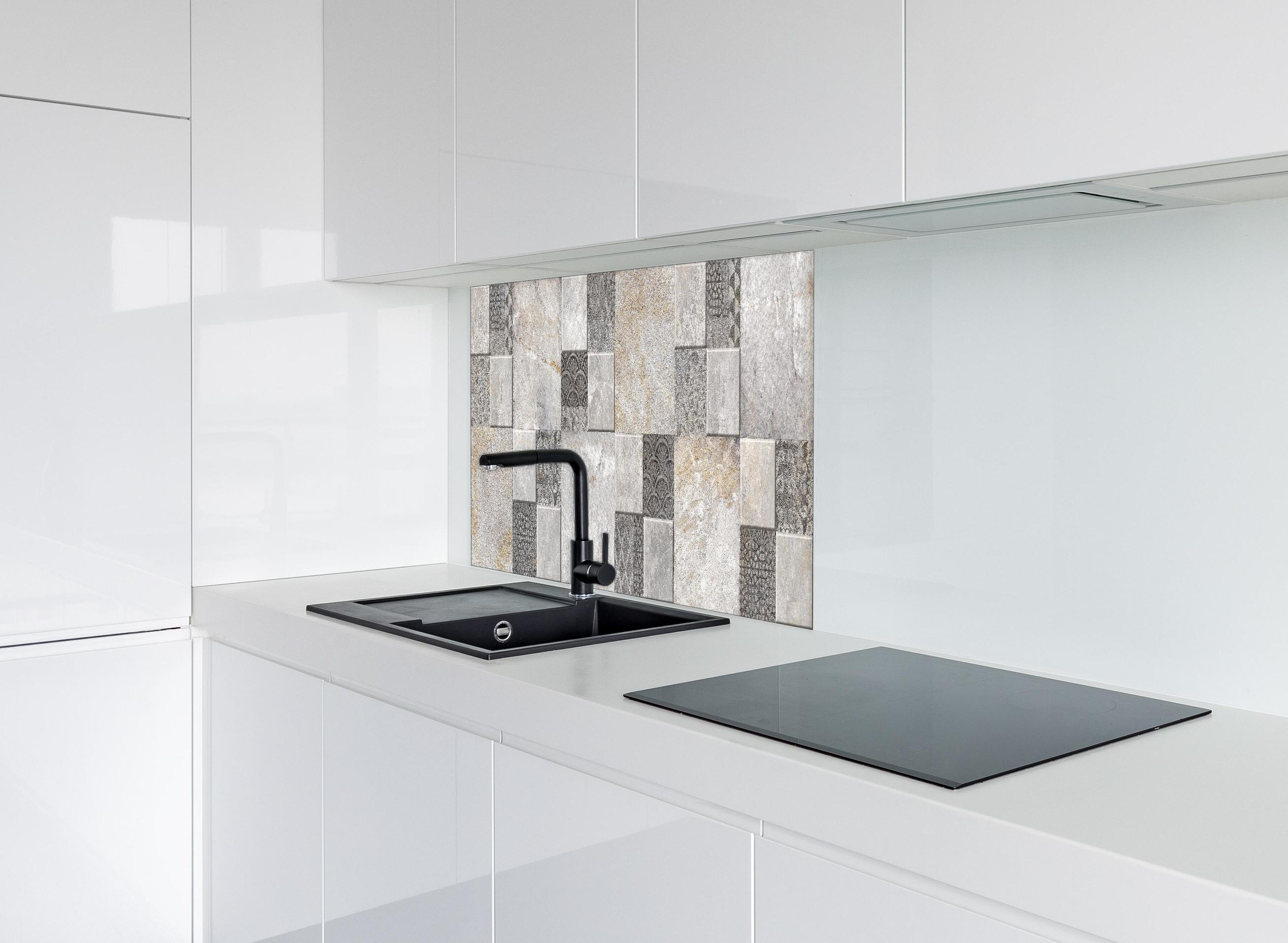 Spritzschutz - Dekorativer Steinmosaik hinter einem Cerankochfeld zwischen Holz-Kochutensilien