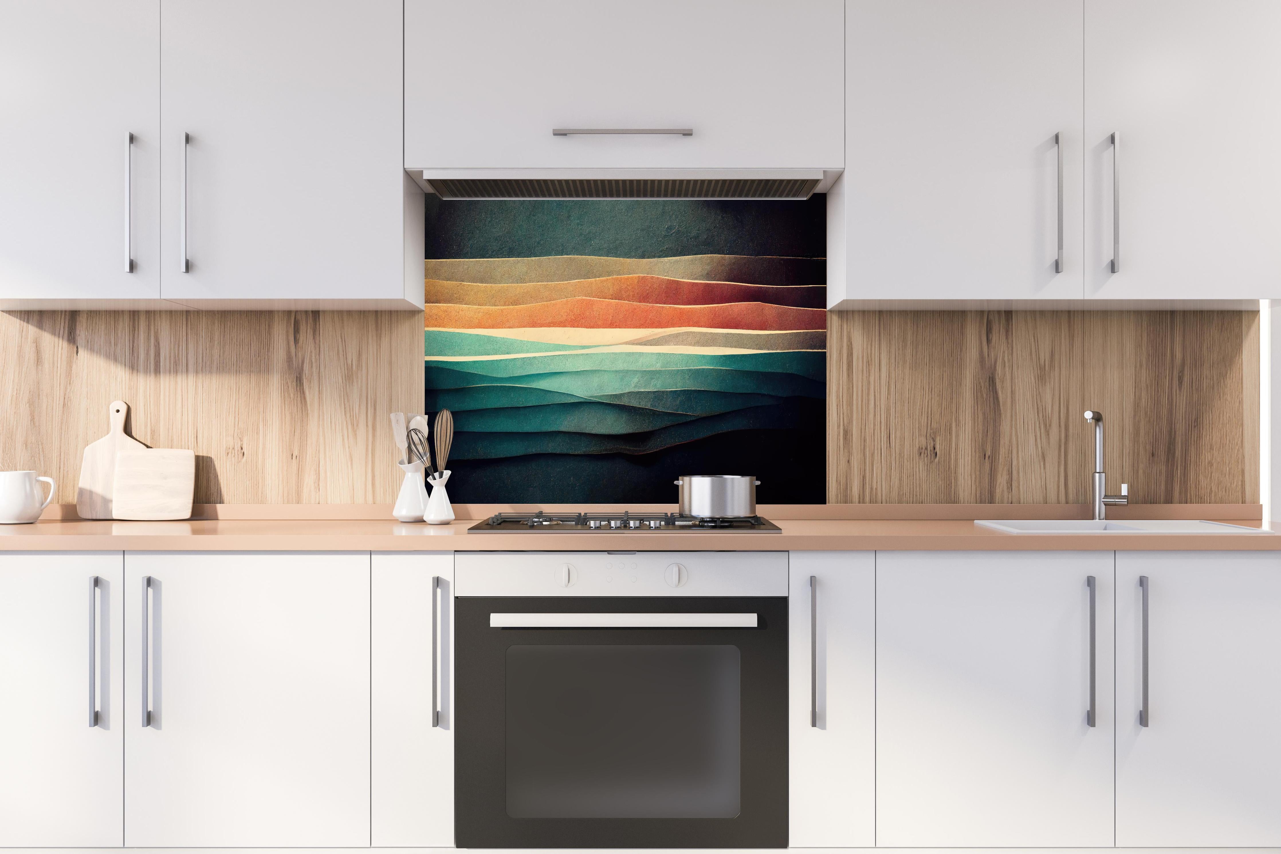 Spritzschutz - Dekoratives Abstrakt Linien Textur Wallpaper hinter einem Cerankochfeld zwischen Holz-Kochutensilien