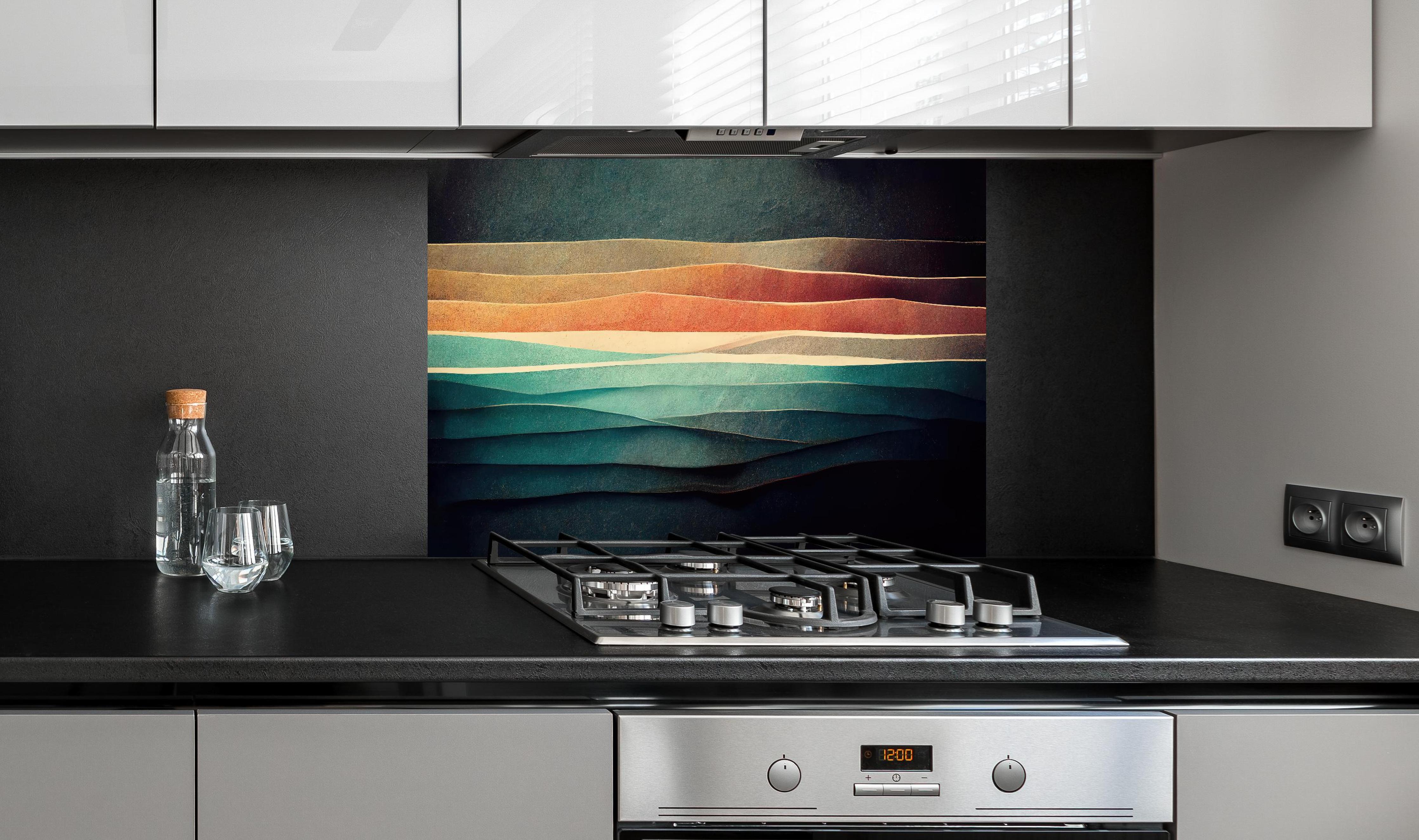 Spritzschutz - Dekoratives Abstrakt Linien Textur Wallpaper hinter einem Cerankochfeld zwischen Holz-Kochutensilien