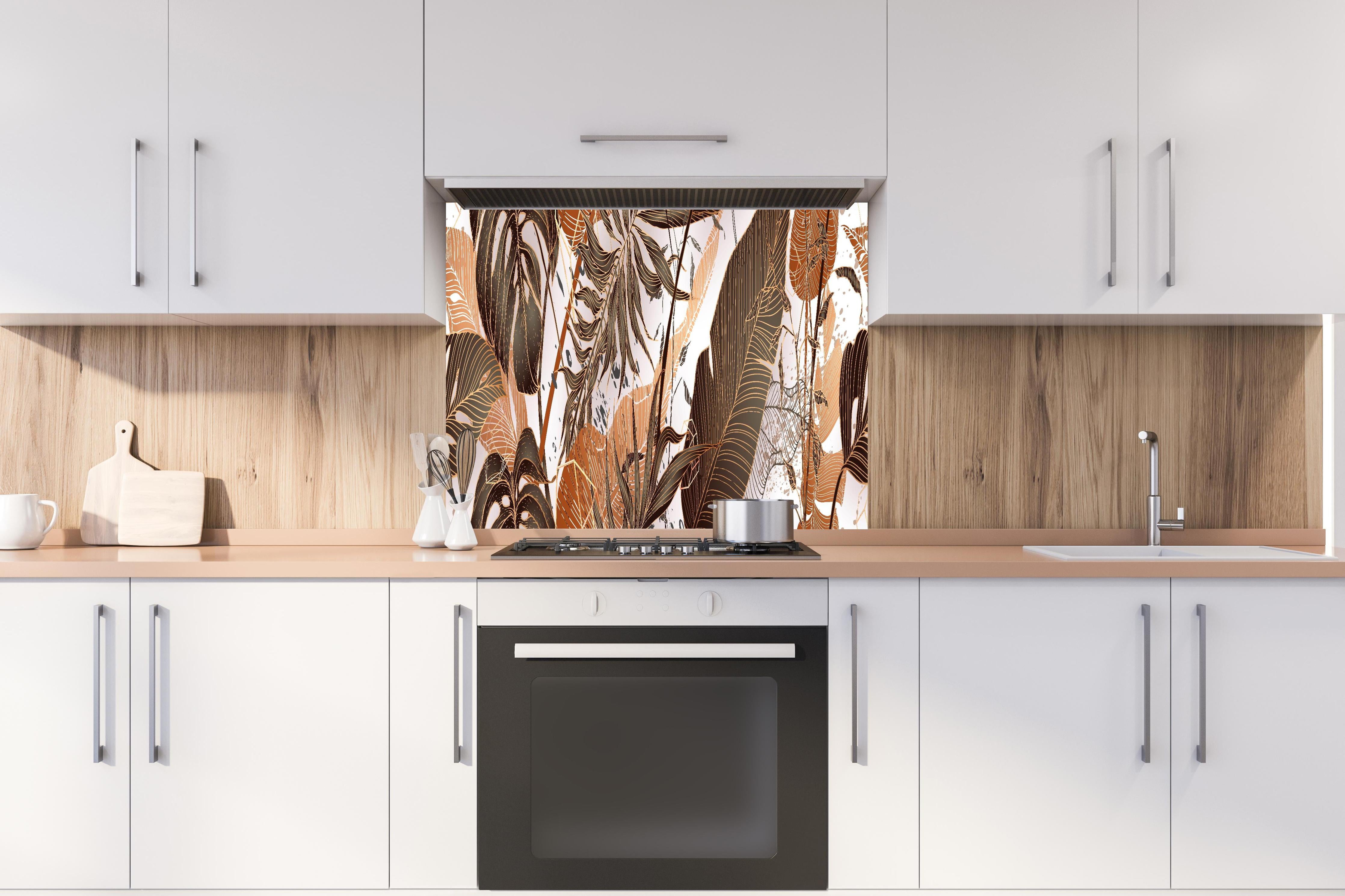 Spritzschutz - Dekoratives Blatt-Design in warmen Erdtönen hinter einem Cerankochfeld zwischen Holz-Kochutensilien