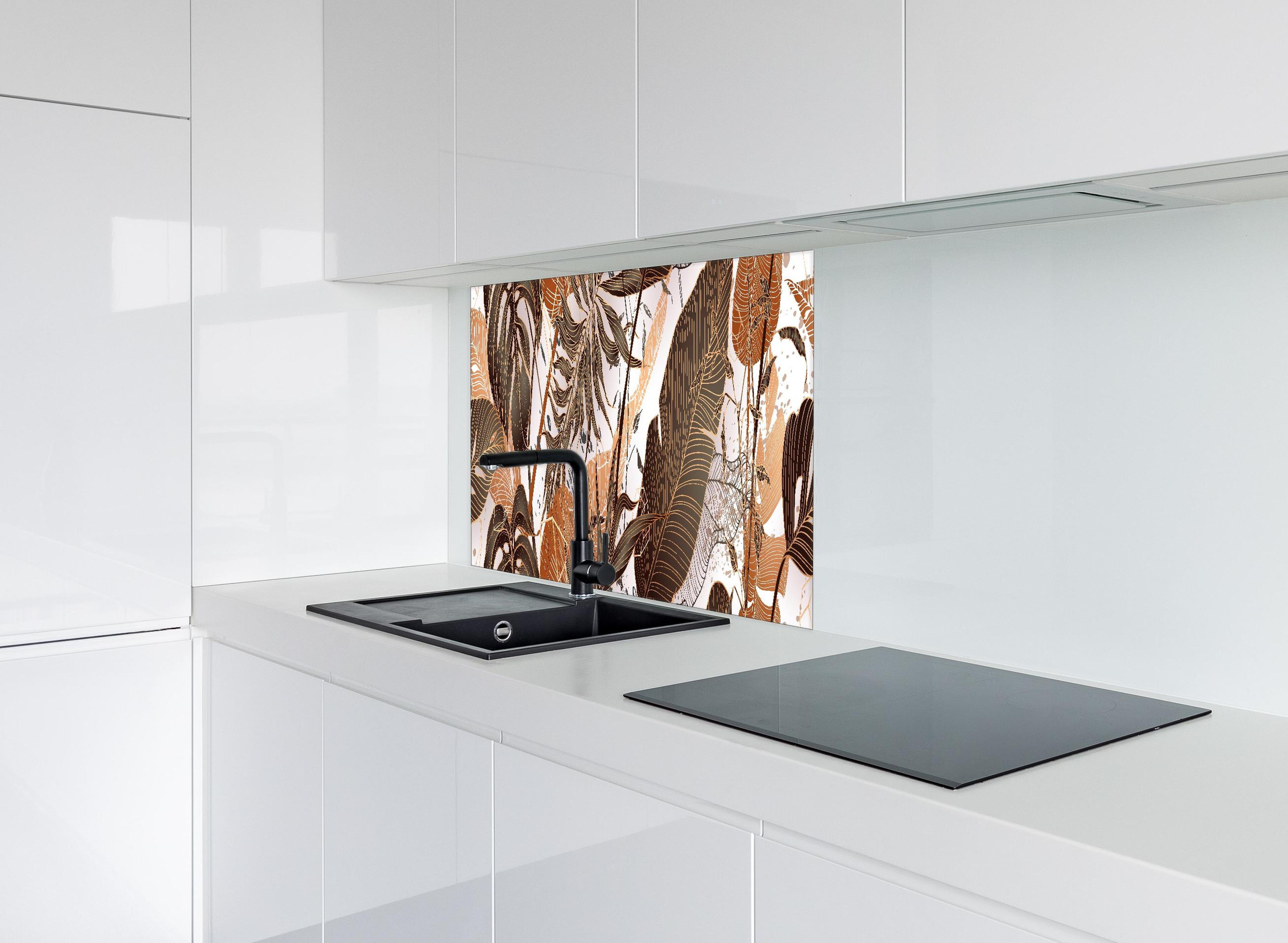 Spritzschutz - Dekoratives Blatt-Design in warmen Erdtönen hinter einem Cerankochfeld zwischen Holz-Kochutensilien